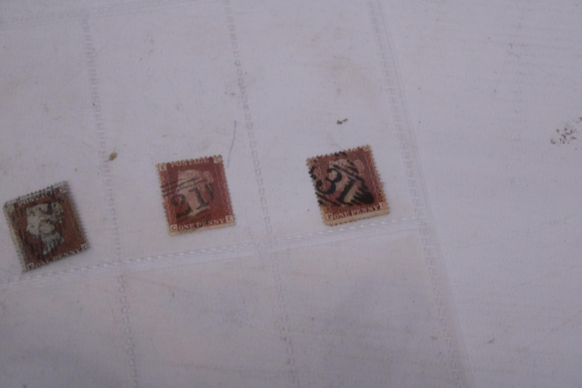 A COLLECTION OF STAMPS TO INCLUDE THREE VICTORIAN PENNY REDS, THREE 5D BLUES ETC - Bild 3 aus 5