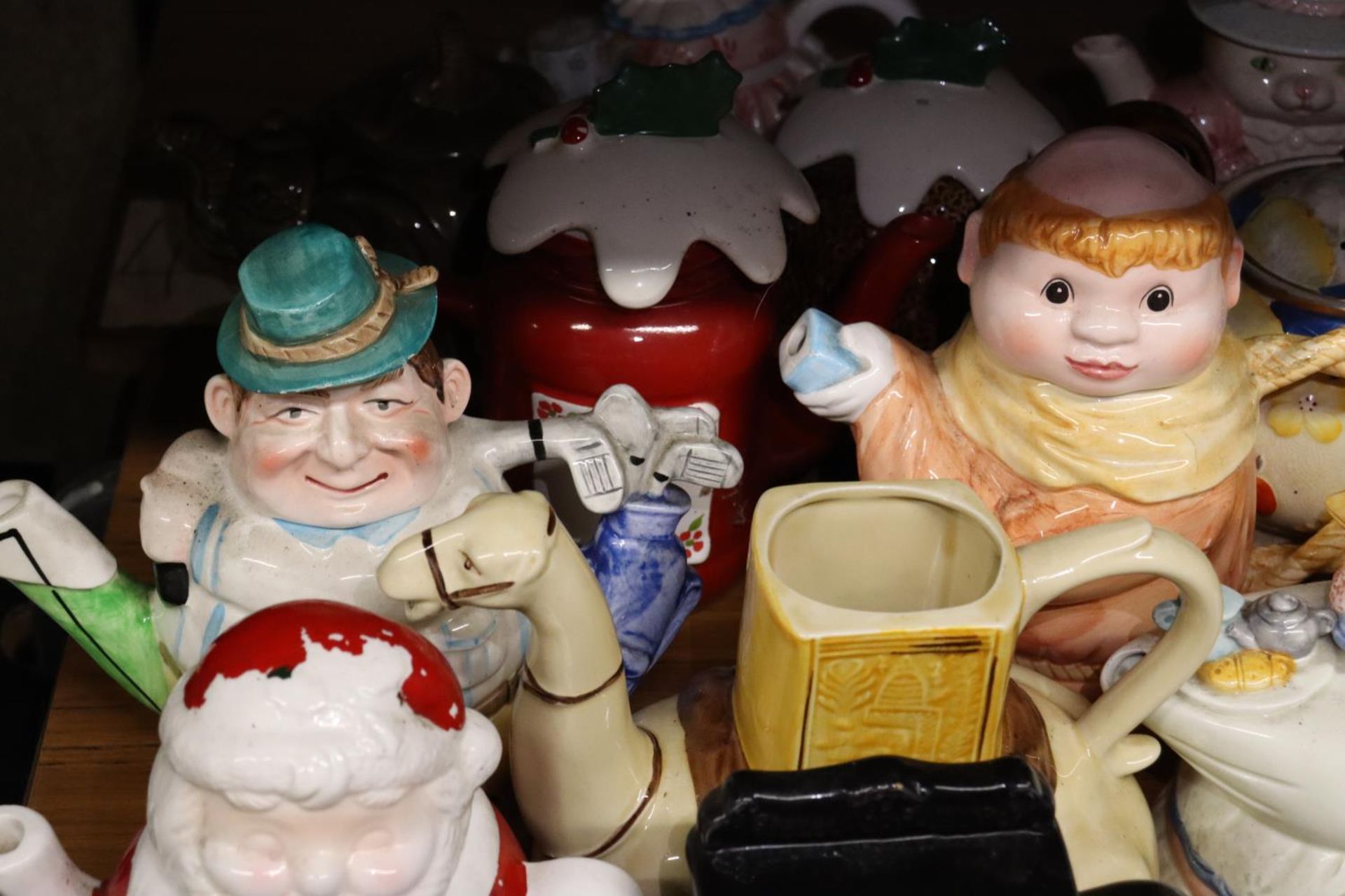 A LARGE COLLECTION OF NOVELTY TEAPOTS - Image 4 of 6