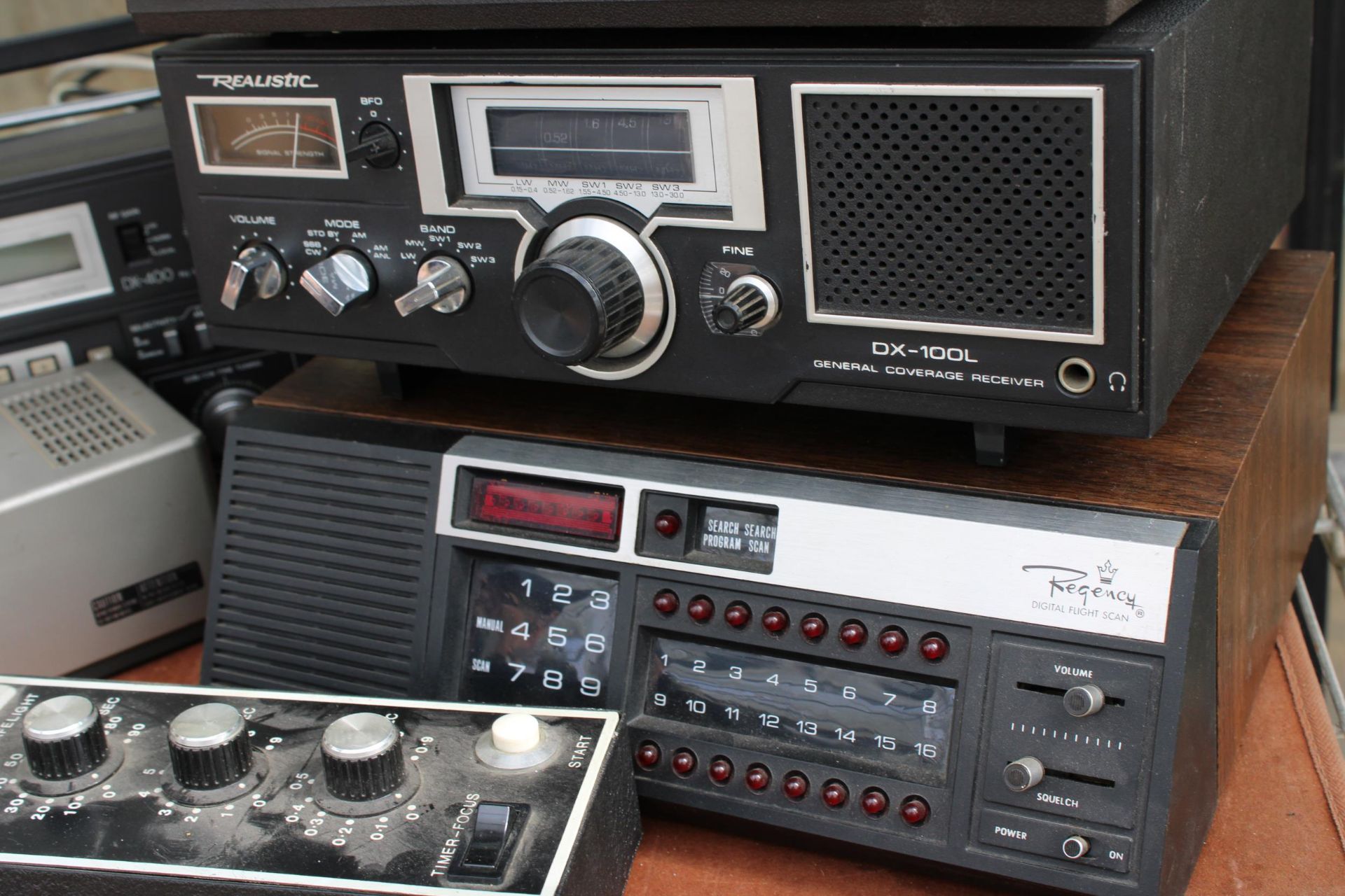 AN ASSORTMENT OF RETRO STEREO EQUIPMENT TO INCLUDE A REGENCY DIGITAL FLIGHT SCAN, A SONY POWER - Image 3 of 4