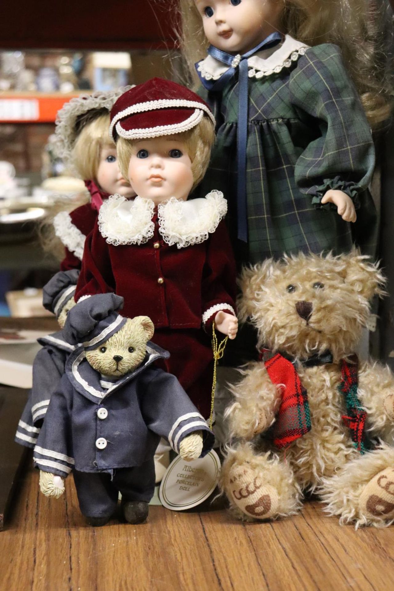 A QUANTITY OF COLLECTOR'S DOLLS AND TEDDIES - Image 2 of 4