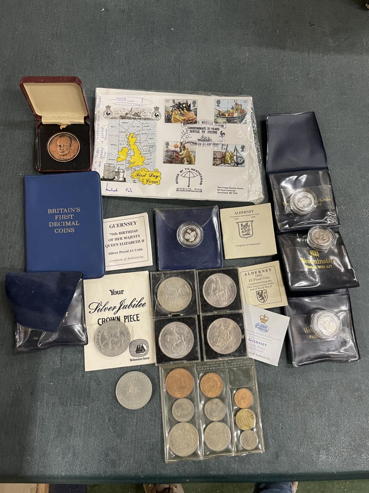 A SELECTION OF UK DECIMAL AND PRE-DECIMAL COINS, TO INCLUDE FOUR 925 SILVER £1 COOINS, VARIOUS 2