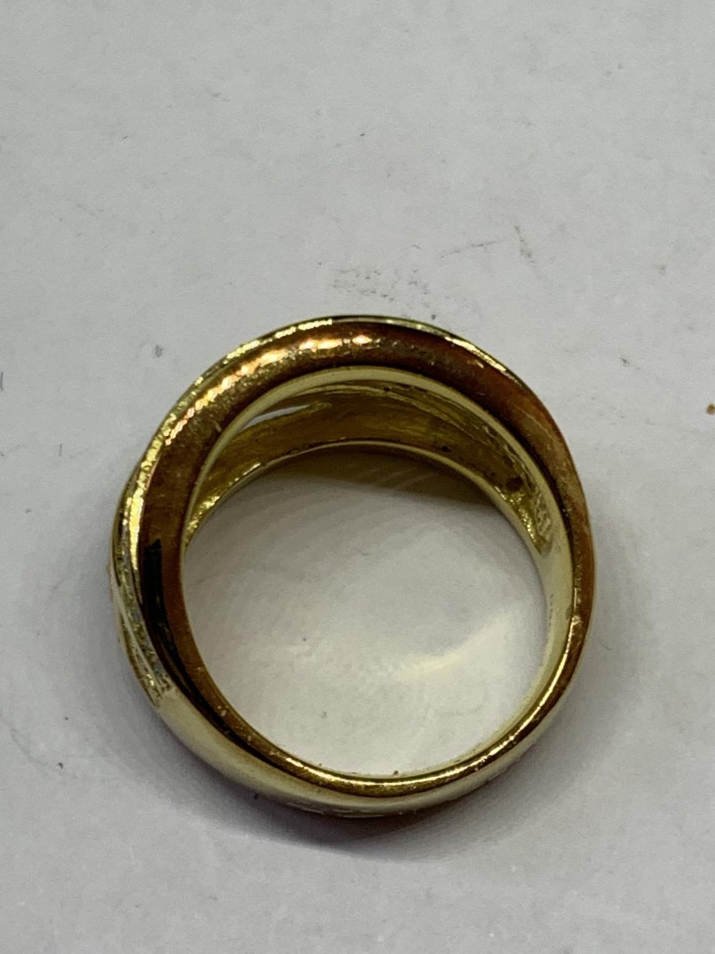 A BOXED SILVER GILT RING - Image 3 of 3