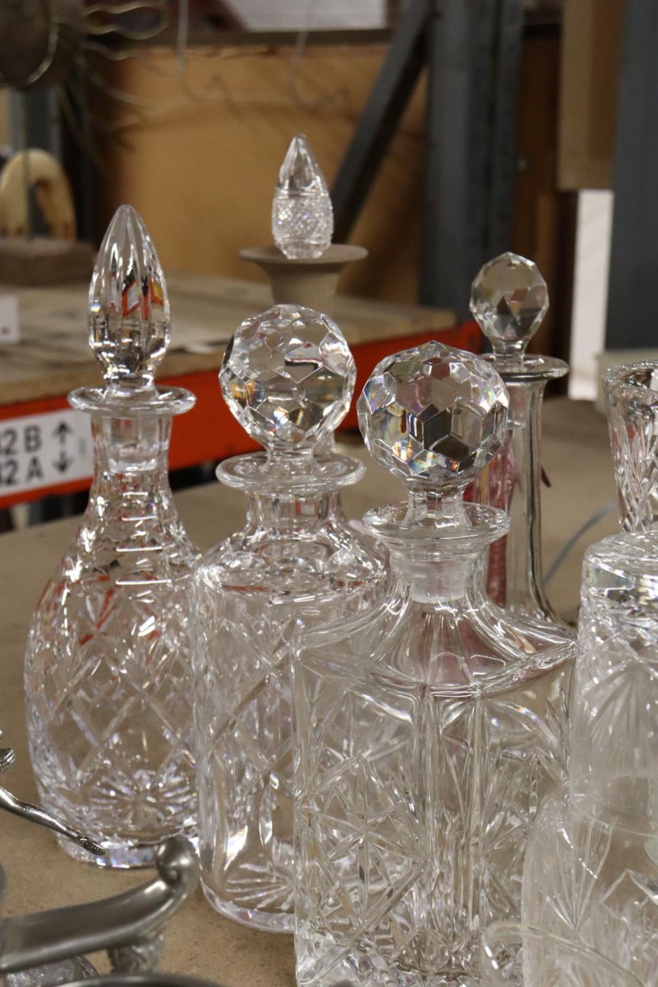 A QUANTITY OF GLASSWARE TO INCLUDE DECANTERS, VASE, TANKARD, ETC., - Image 4 of 6