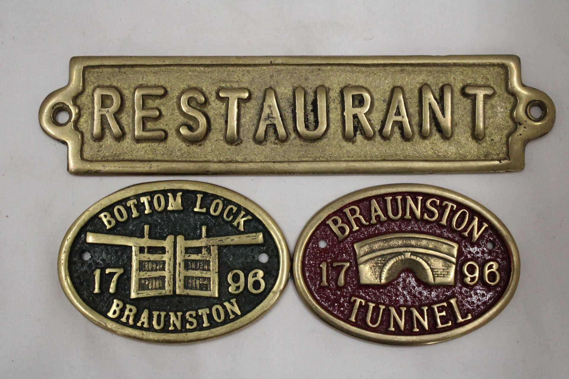 THREE BRASS SIGNS TO INCLUDE, RESTAURANT, BOTTOM LOCK, BRAUNSTON AND BRAUNSTON TUNNEL - Image 2 of 5