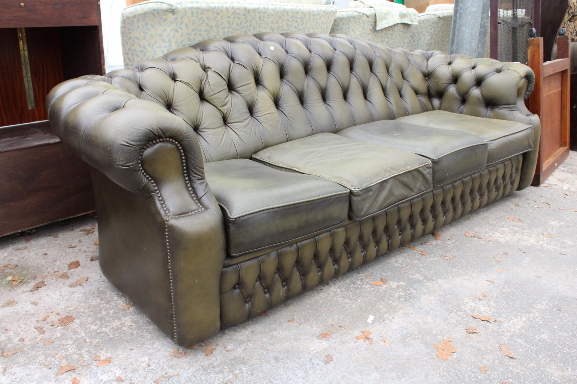 A GREEN LEATHER CHESTERFIELD FOUR SEATER SETTEE - Bild 2 aus 2