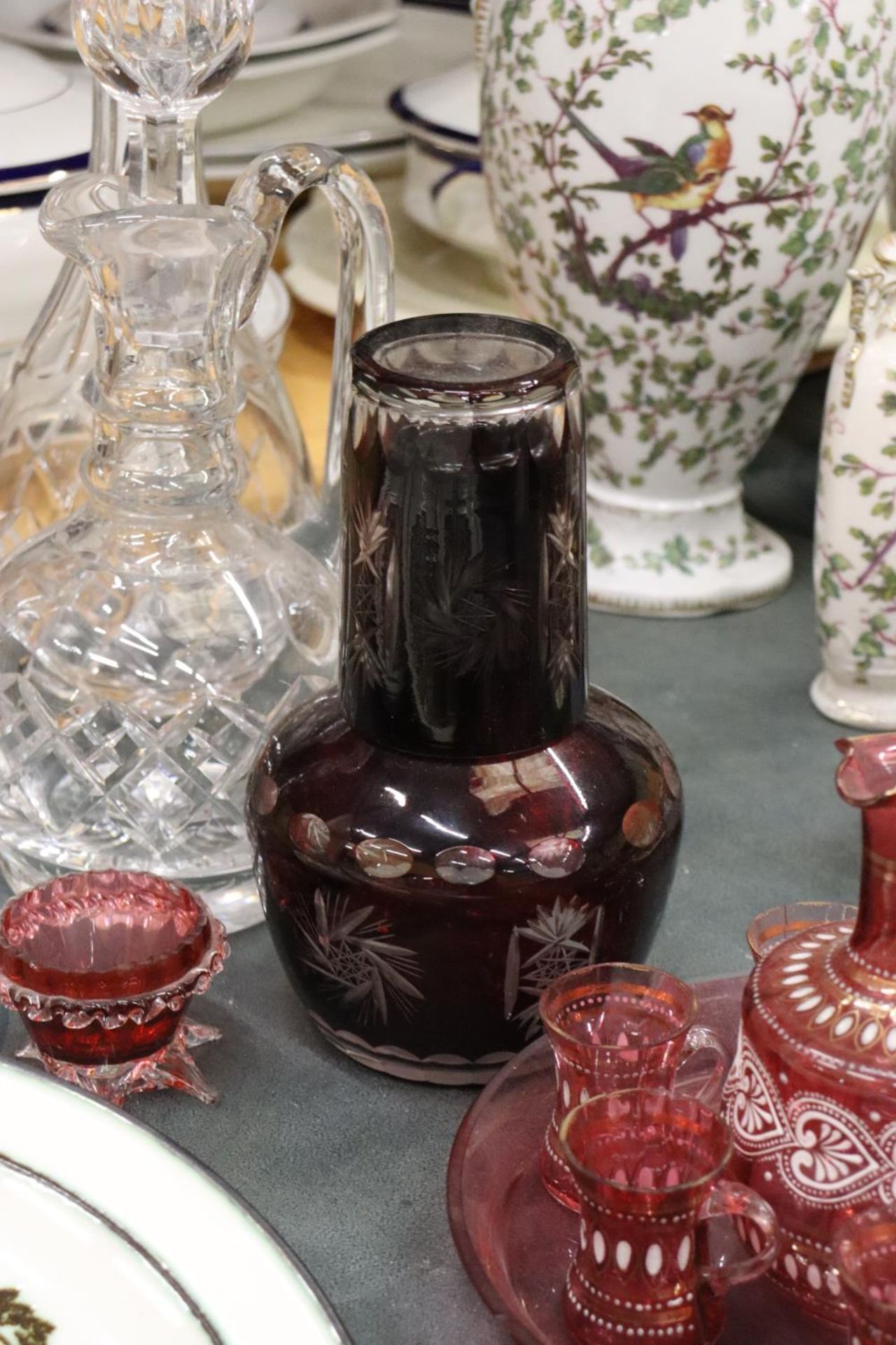 A QUANTITY OF GLASSWARE TO INCLUDE CRANBERRY GLASS, DECANTERS - Image 3 of 6
