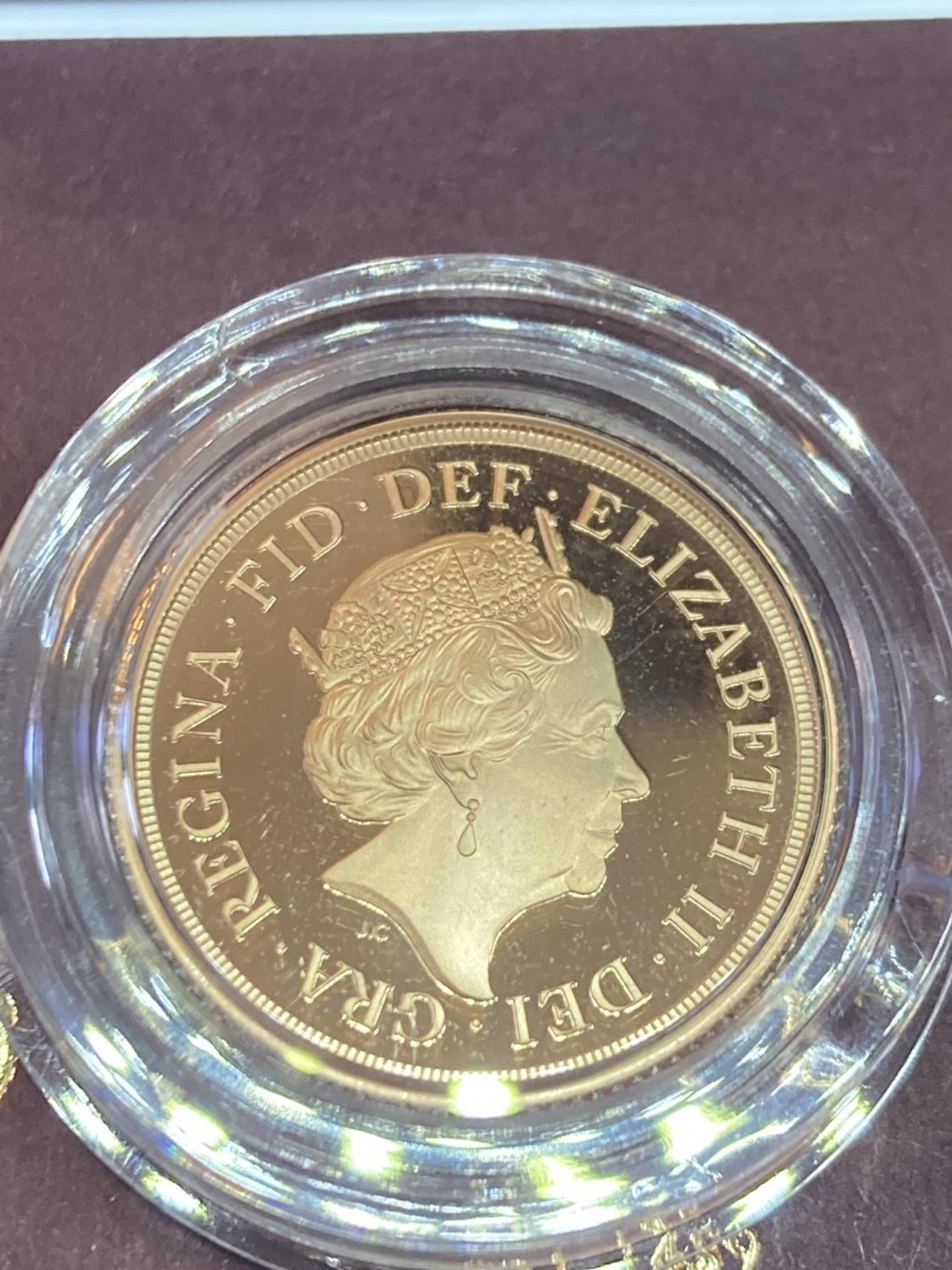 A 2019 THE SOVEREIGN GOLD PROOF LIMITED EDITION NUMBER 6,312 OF 9,500 IN A WOODEN BOXED CASE - Bild 3 aus 5