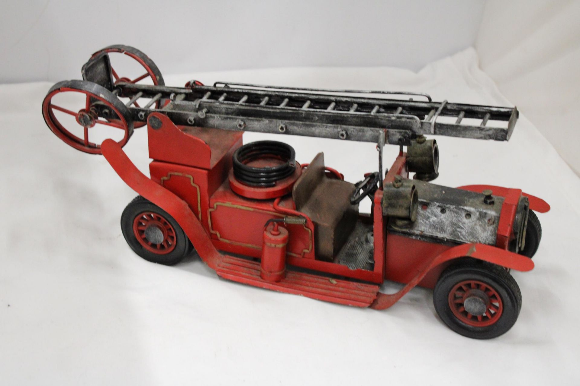 A 1930'S STEEL AND TIN PLATE FIRE ENGINE, LENGTH 41CM - Image 4 of 5