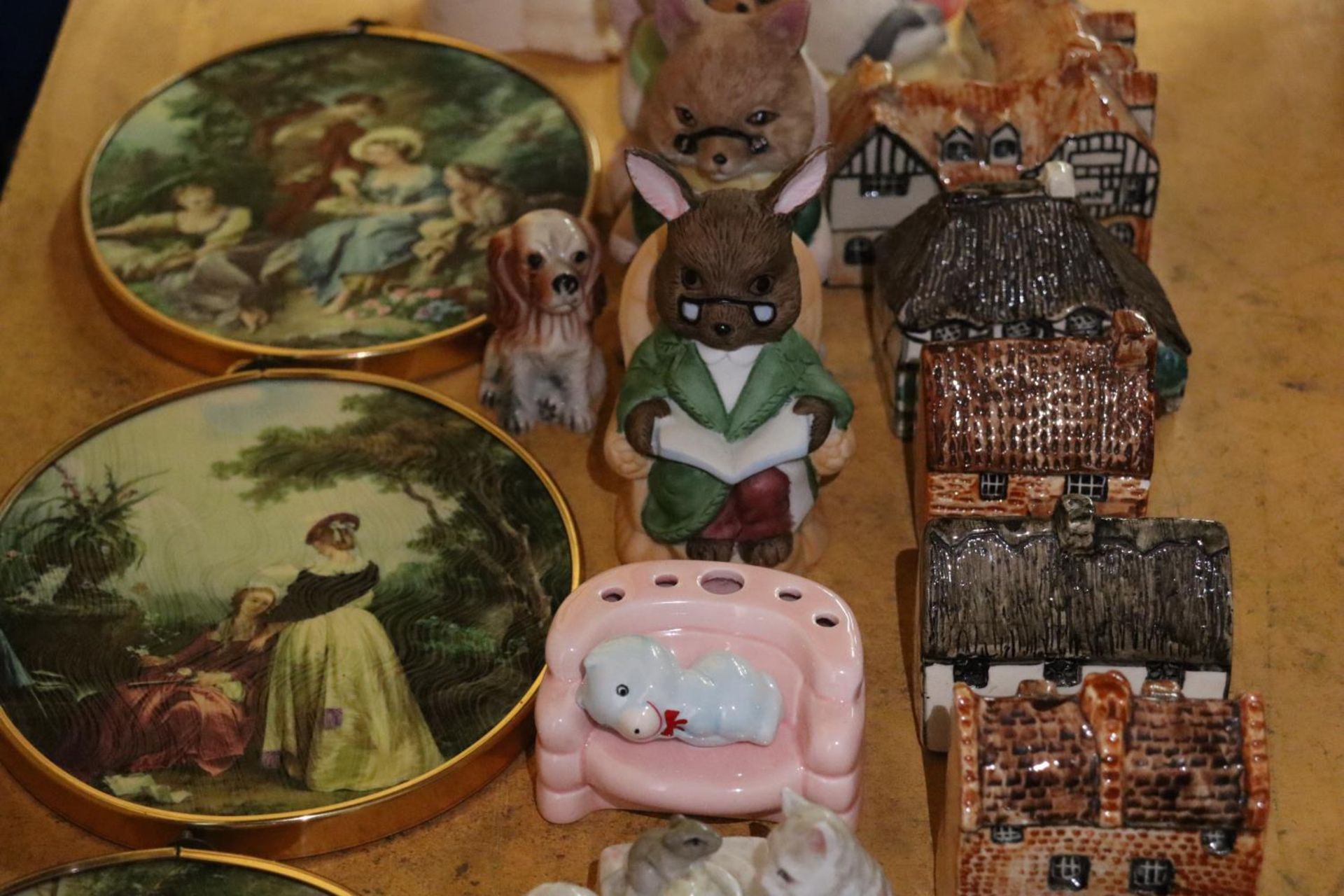 A MIXED LOT TO INCLUDE FIGURES, CERAMIC HOUSES, WALL PLAQUES, GLASS SHELLS, ETC., - Image 3 of 7