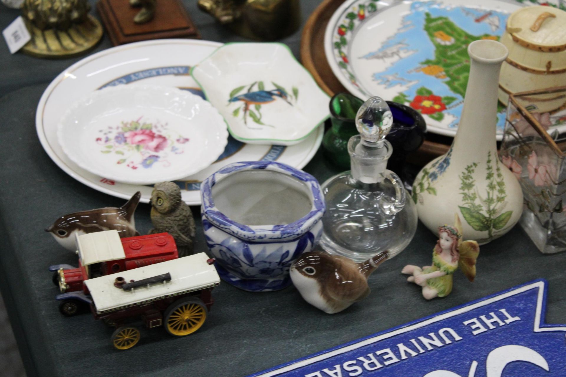A MIXED LOT TO INCLUDE HORSE RACING MUGS, CABINET PLATES, PIN TRAYS, ANIMAL FIGURES, VICTORIAN EYE - Image 3 of 9