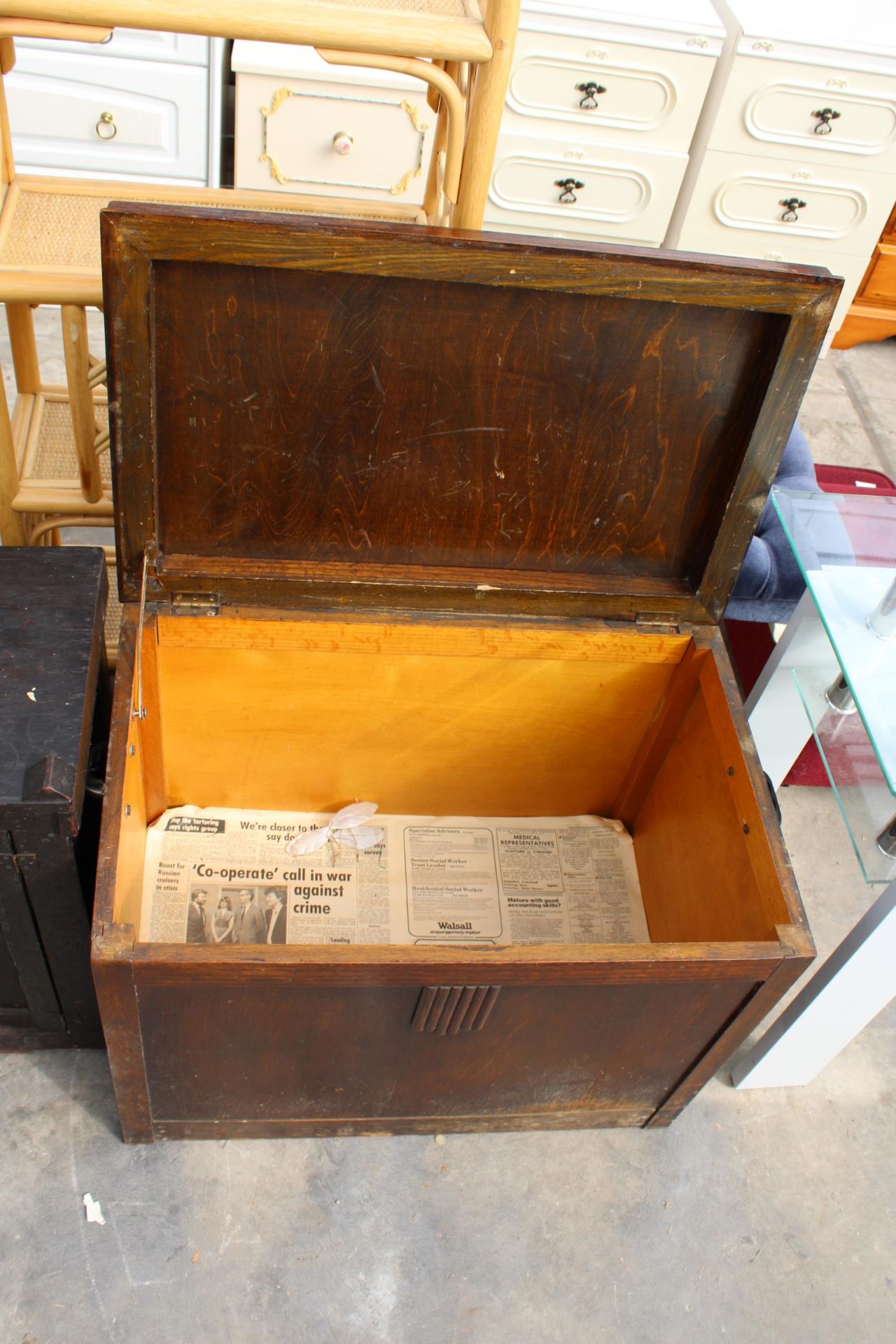 A MID 20TH CENTURY OAK BLANKET CHEST AND SMALL CABINET WITH PANEL DOOR - Bild 2 aus 3