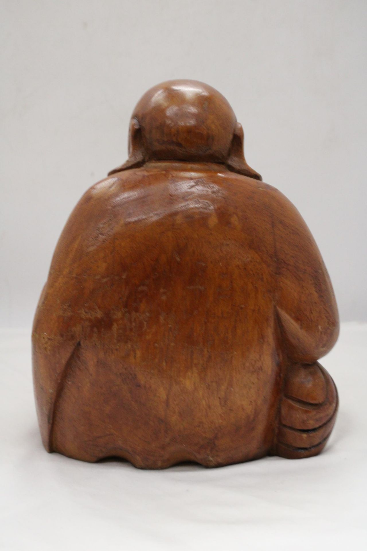 A LARGE WOODEN HAND CARVED BUDDHA - Image 4 of 5