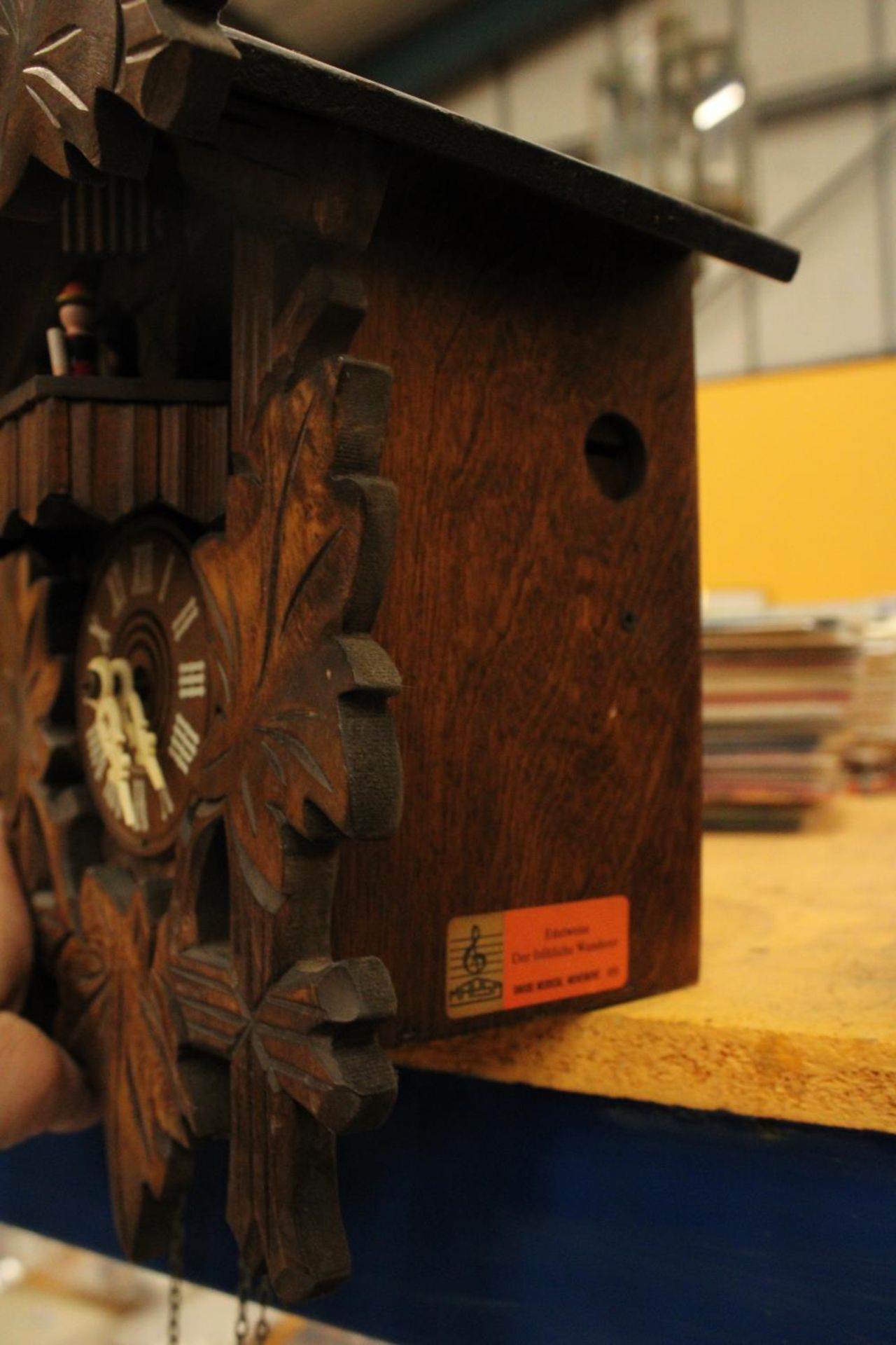 A HAND CARVED BLACK FOREST STERNREITER CUCKOO CLOCK VENDOR STATES IN WORKING ORDER BUT NO WARRANTY - Bild 3 aus 3