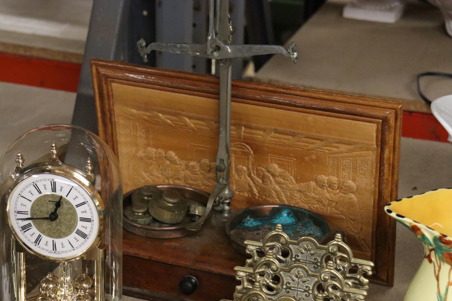 A COLLECTION OF ITEMS TO INCLUDE METAL PLAQUES AND A CLOCK ETC - Image 4 of 4