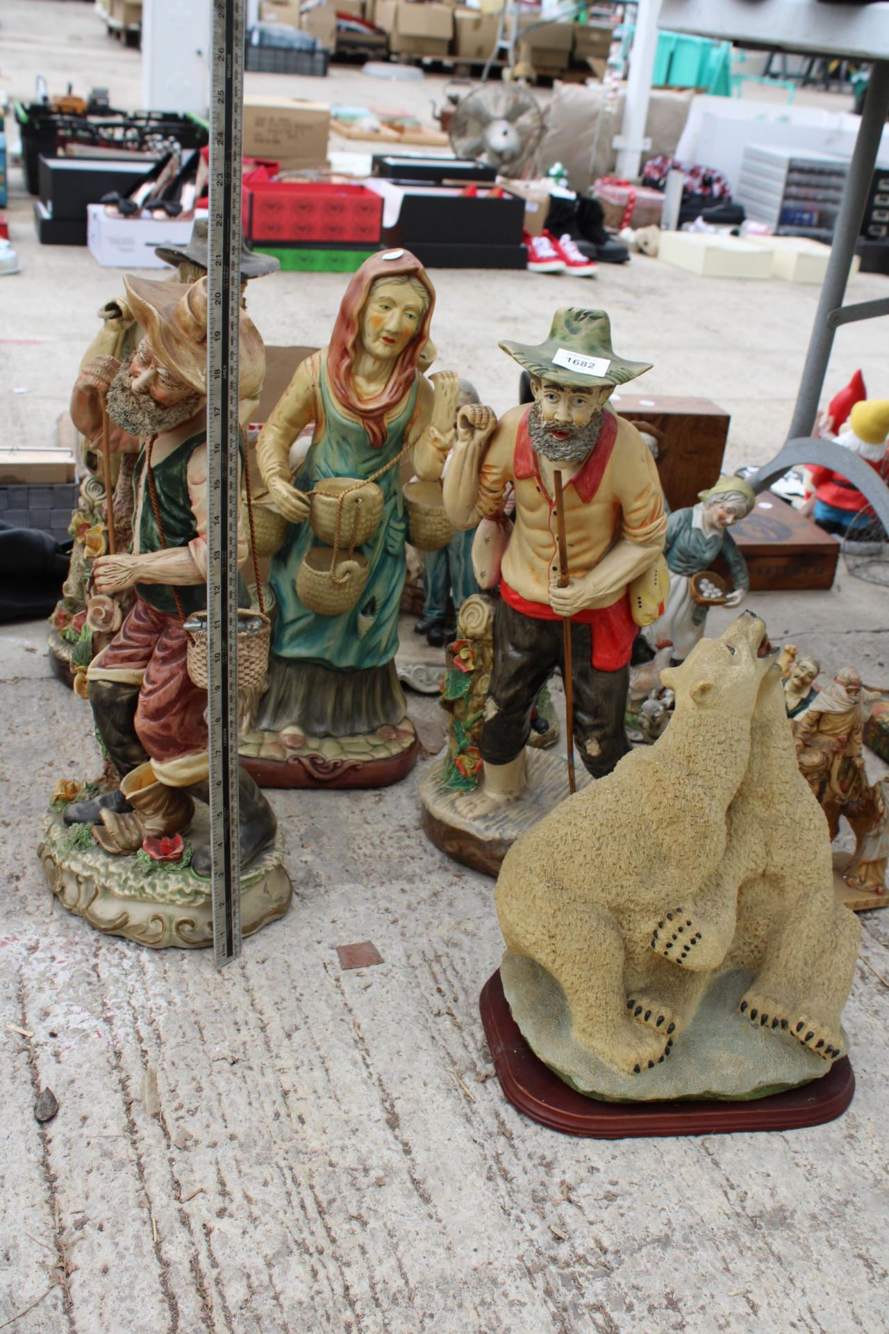 A LARGE ASSORTMENT OF VARIOUS CERAMIC FIGURES - Image 8 of 8
