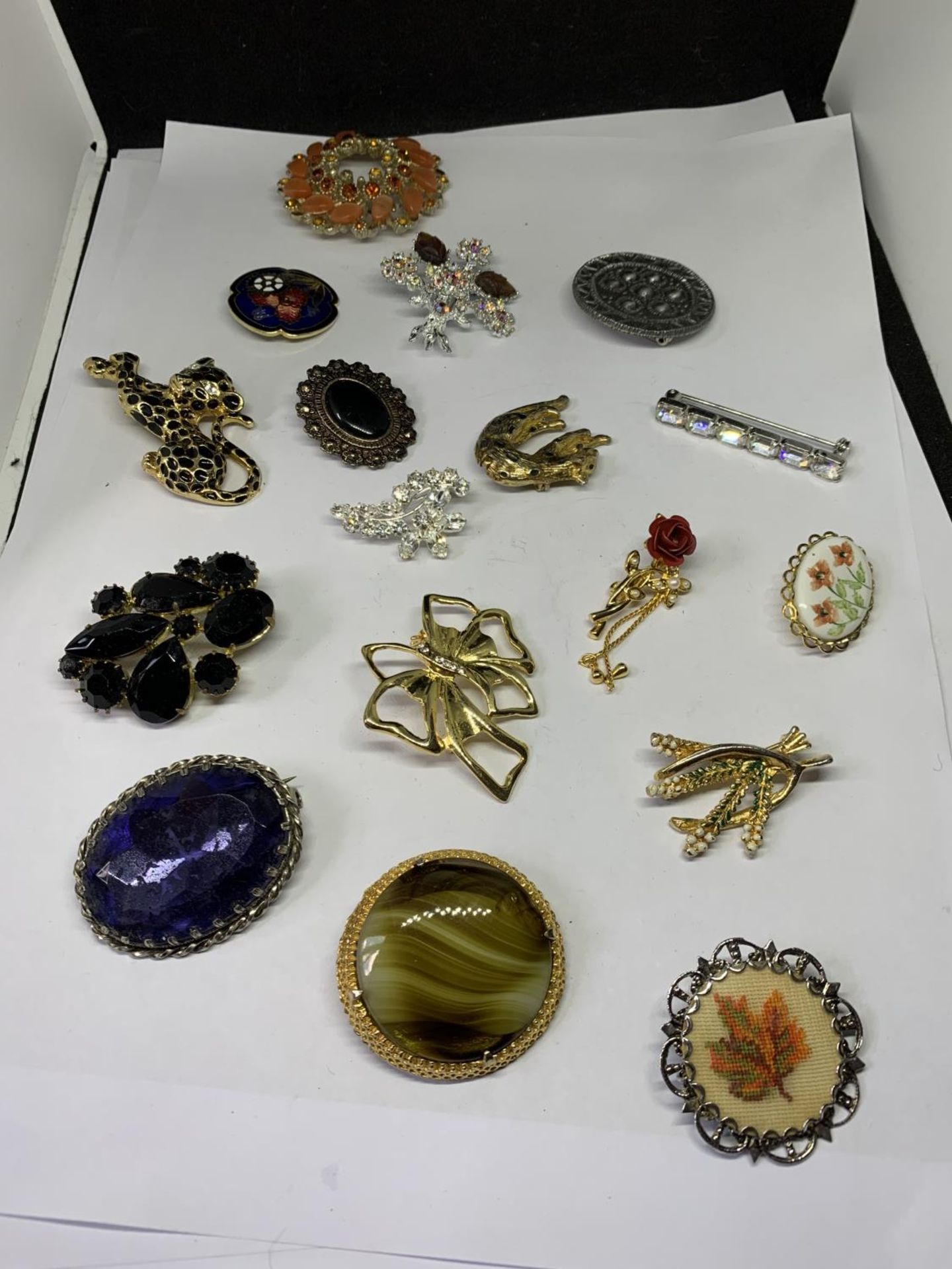 VARIOUS BROOCHES