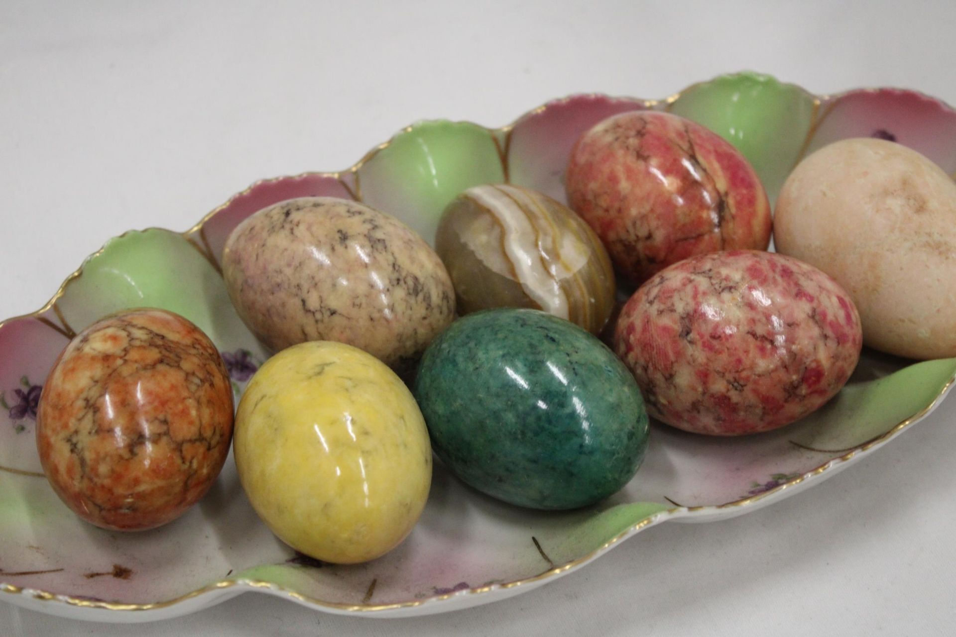 A COLLECTION OF 8 COLOURED MARBLE STYLE EGGS - Bild 3 aus 4