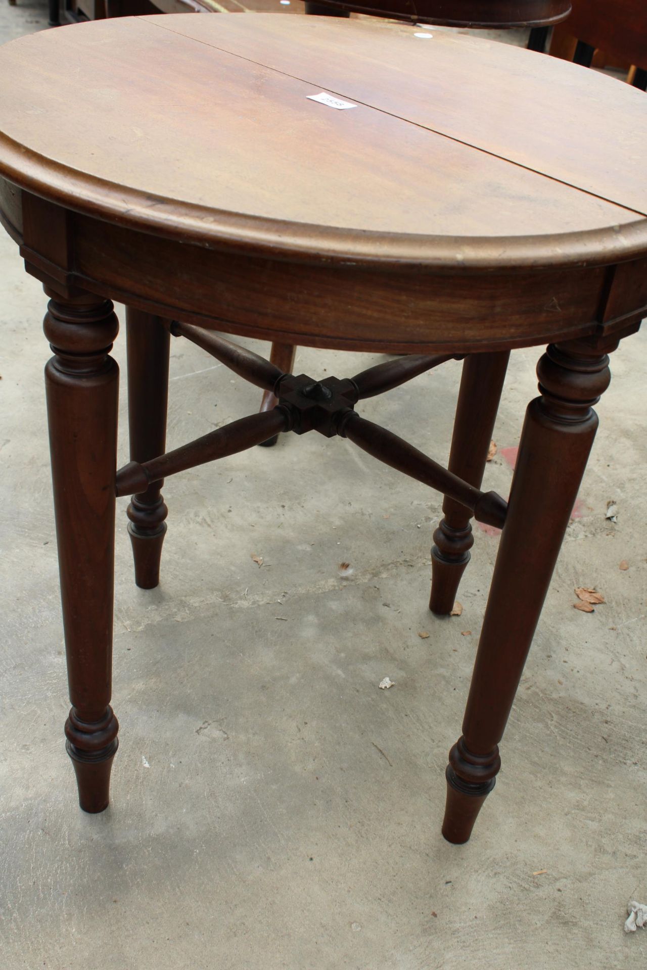 A VICTORIAN MAHOGANY 25" DIAMETER CENTRE TABLE ON TURNED LEGS AND STRETCHERS - Image 2 of 2