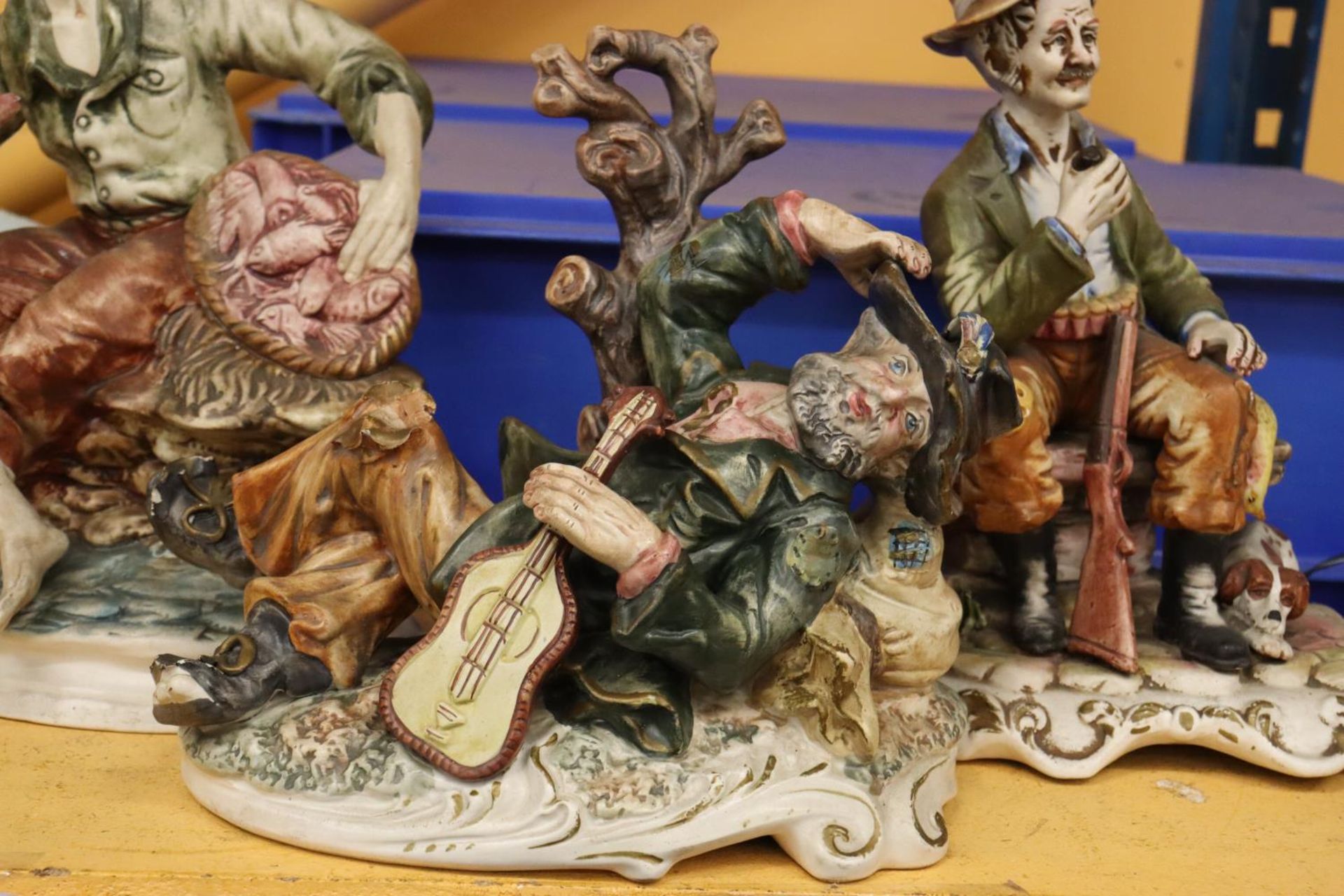 THREE LARGE CAPODIMONTE FIGURES TO INCLUDE A GAMEKEEPER, MAN WITH GUITAR AND FISHERMAN - Bild 2 aus 5