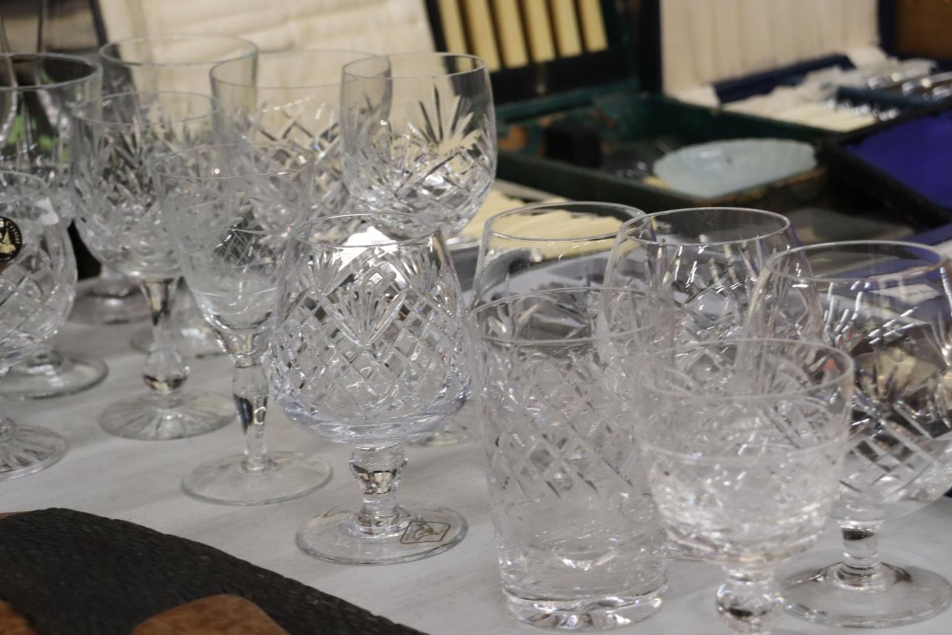 A QUANTITY OF MAINLY CUT GLASS GLASSES, TO INCLUDE BRANDY BALLOONS, WINE, ETC - Bild 3 aus 5