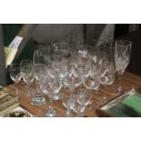 A QUANTITY OF GLASSES TO INCLUDE WINE, SHERRY, TANKARDS, ETC