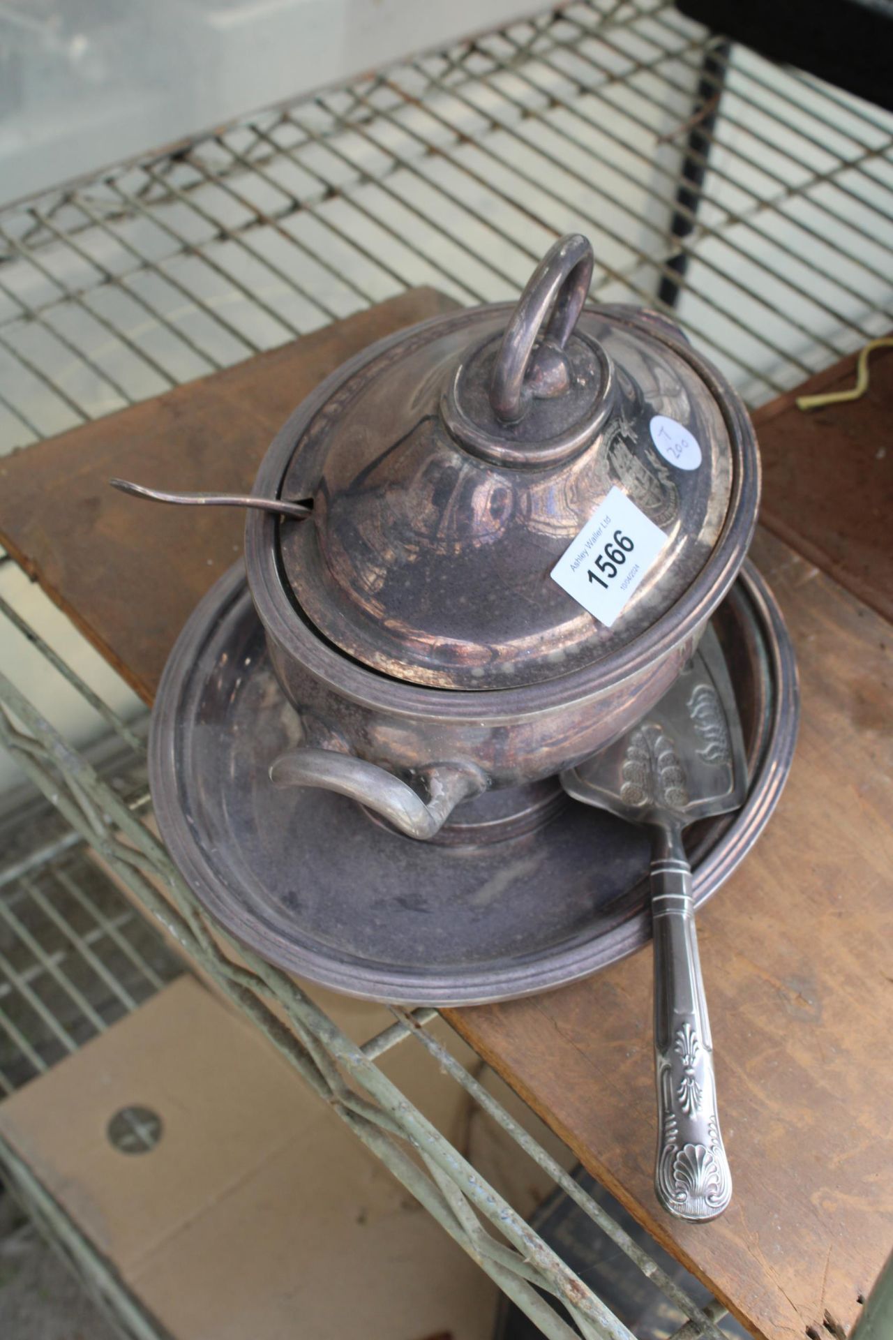 A SILVER PLATED SAUCE DISH WITH SPOON AND A CAKE SLICE, THE SAUCE DISHE BEARING THE STAMP ' - Bild 2 aus 2