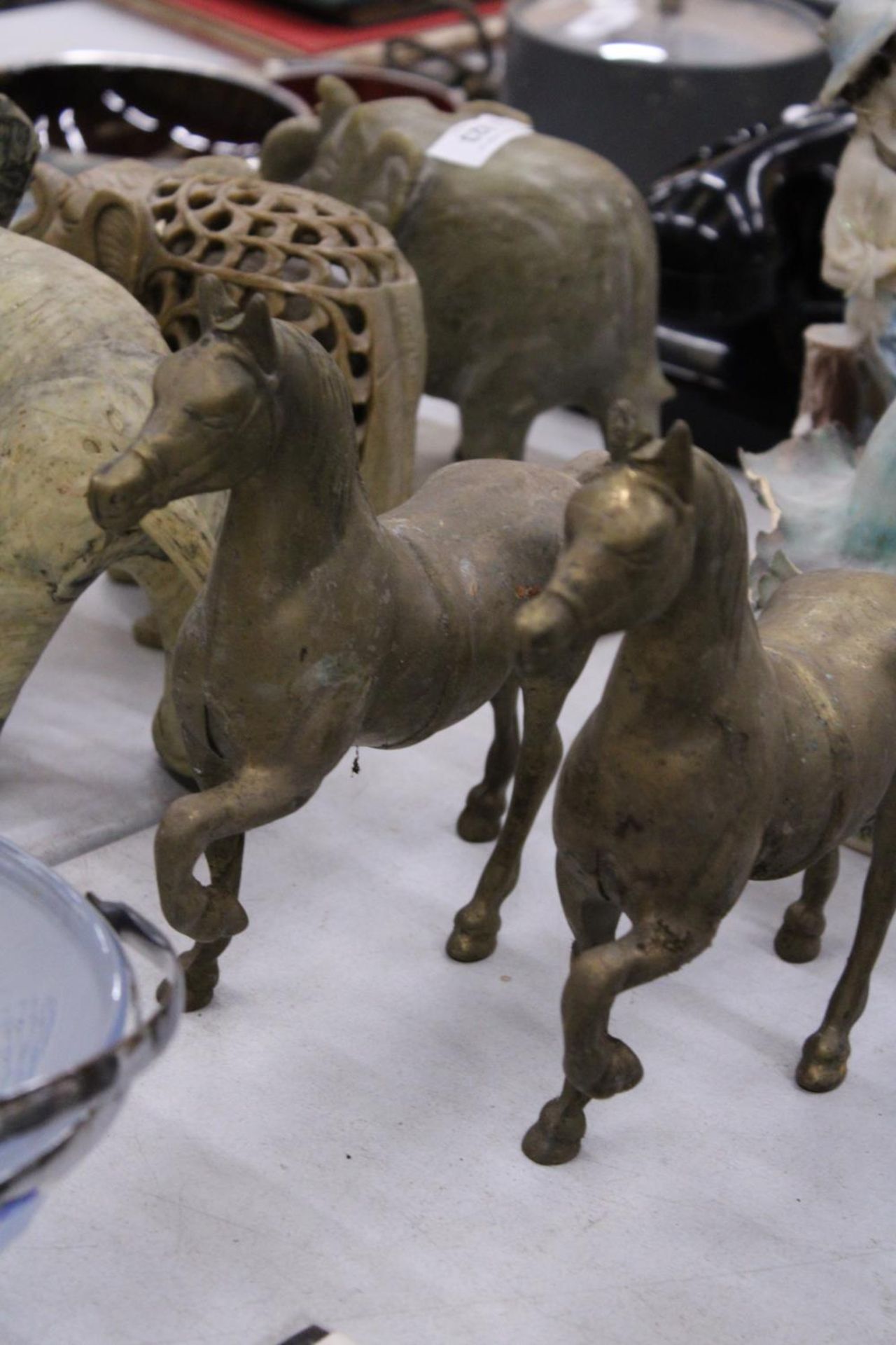 A PAIR OF LARGE VINTAGE BRASS TROTTING HORSES, HEIGHT 21CM, LENGTH 22CM - Bild 2 aus 3