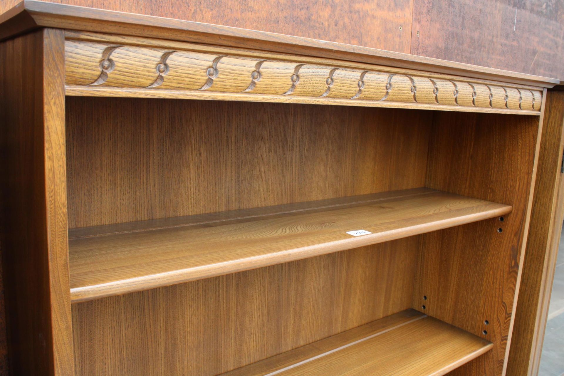 AN ERCOL BLONDE THREE TIER OPEN BOOKCASE WITH CUPBOARD TO BASE 39.5" WIDE - Image 4 of 4