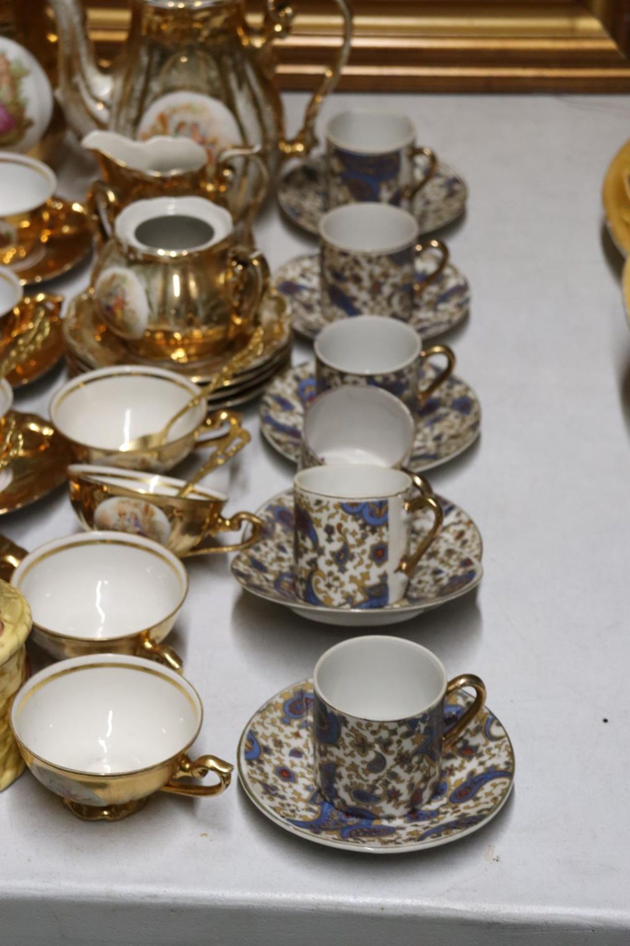 A QUANTITY OF VINTAGE TEAWARE TO INCLUDE GERMAN GILT WITH A CLASSICAL DESIGN, COFFEE POTS, SUGAR - Image 5 of 6