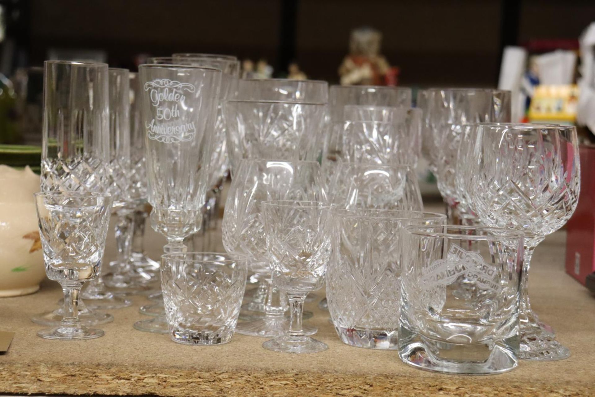 A QUANTITY OF CUT GLASS, GLASSES TO INCLUDE CHAMPAGNE FLUTES, WINE, BRANDY, SHERRY, ETC - Bild 5 aus 5