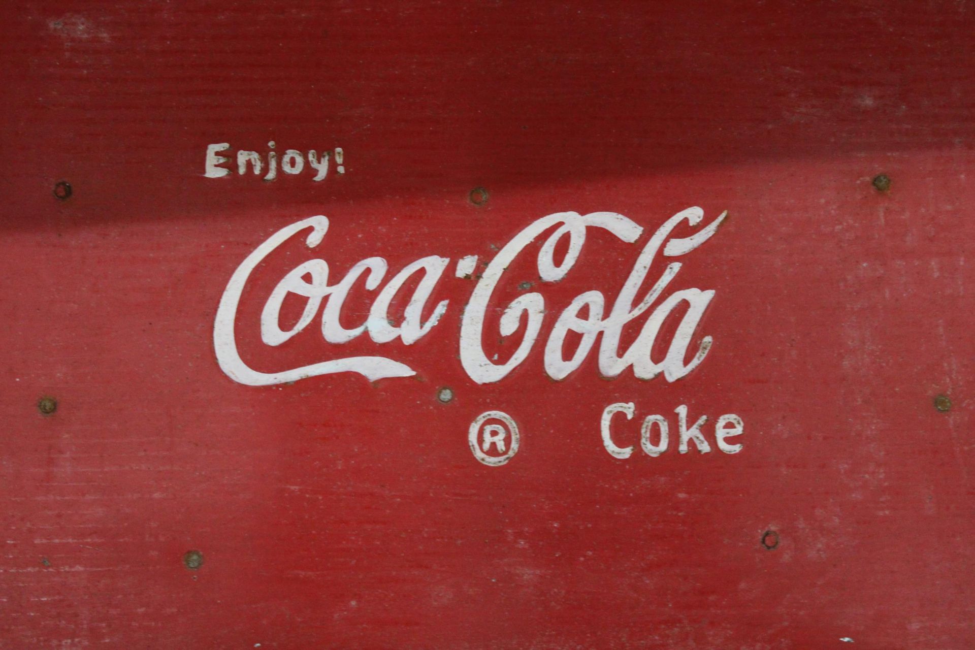 A LARGE RED 'COCA-COLA' COOL BOX, HEIGHT 28CM, WIDTH 68CM, DEPTH 39CM - Image 5 of 5