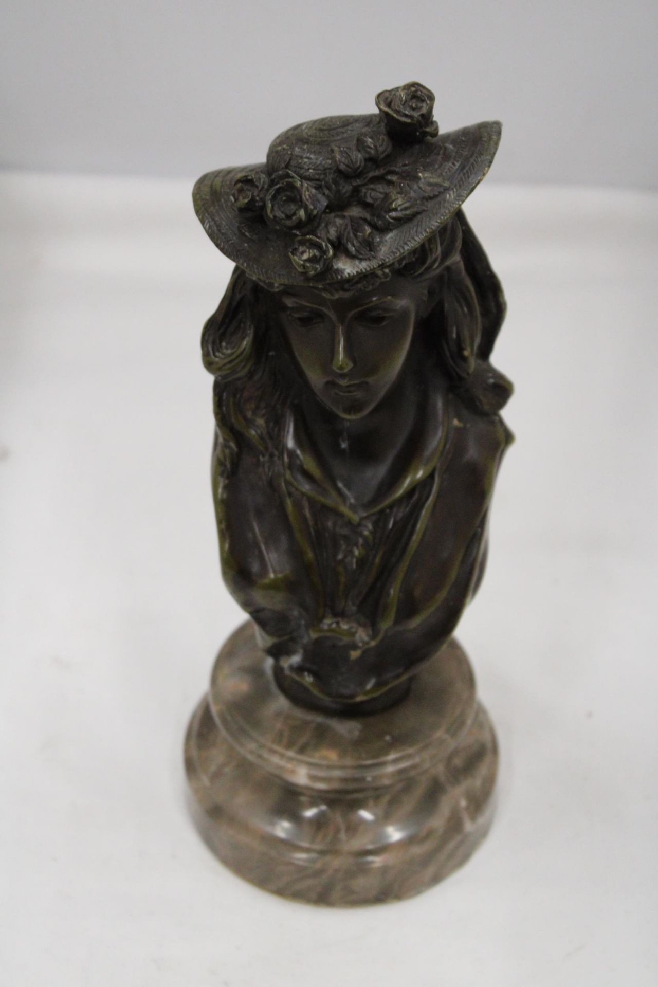 A BRONZE ART NOUVEAU BUST OF A LADY ON A MARBLE PLINTH, HEIGHT 26CM