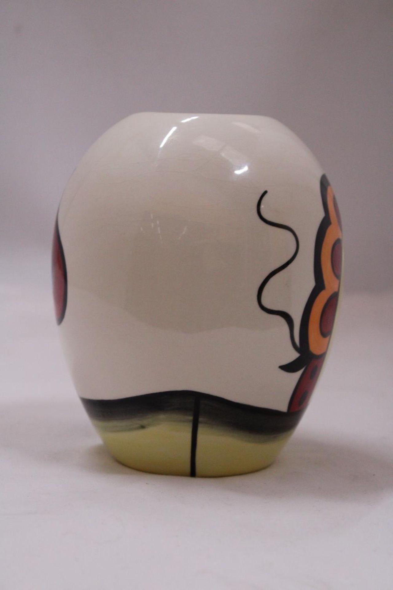 A HAND PAINTED LORNA BAILEY "RAVENSDALE" VASE - Bild 2 aus 4