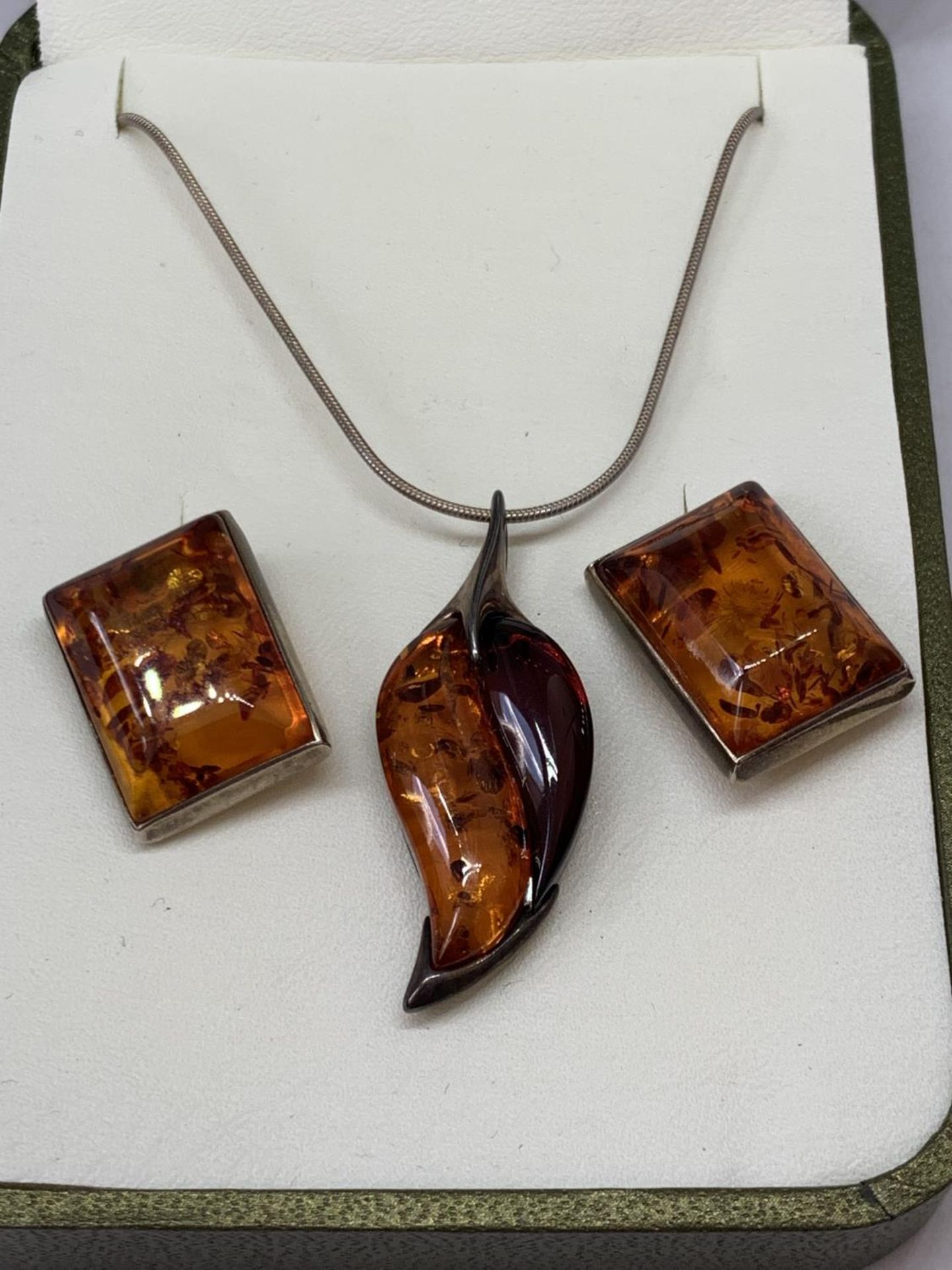 A SILVER AND AMBER NECKLACE AND EARRING SET IN A PRESENTATION BOX - Image 2 of 2