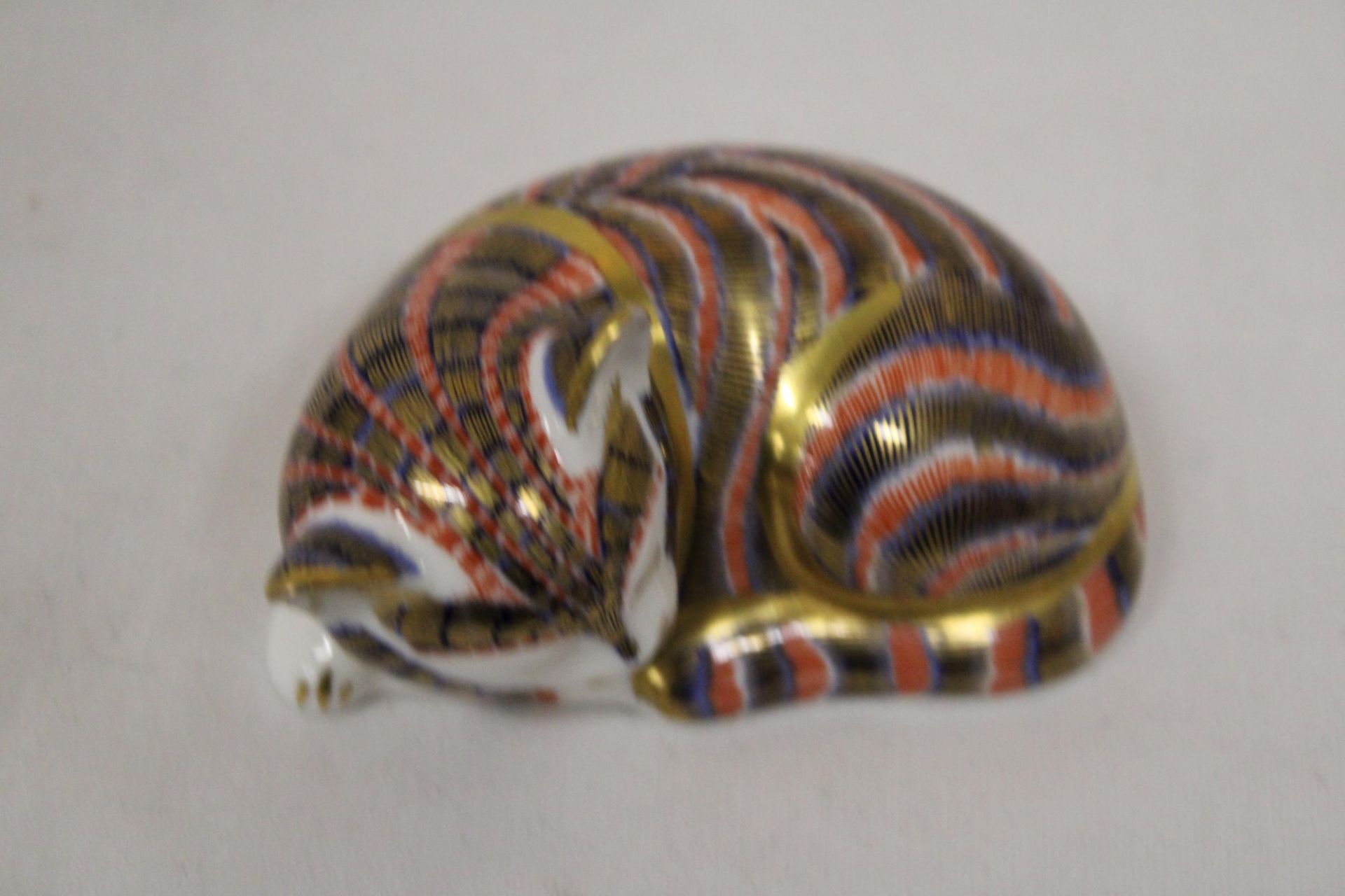 A ROYAL CROWN DERBY SLEEPING CAT (FIRSTS)