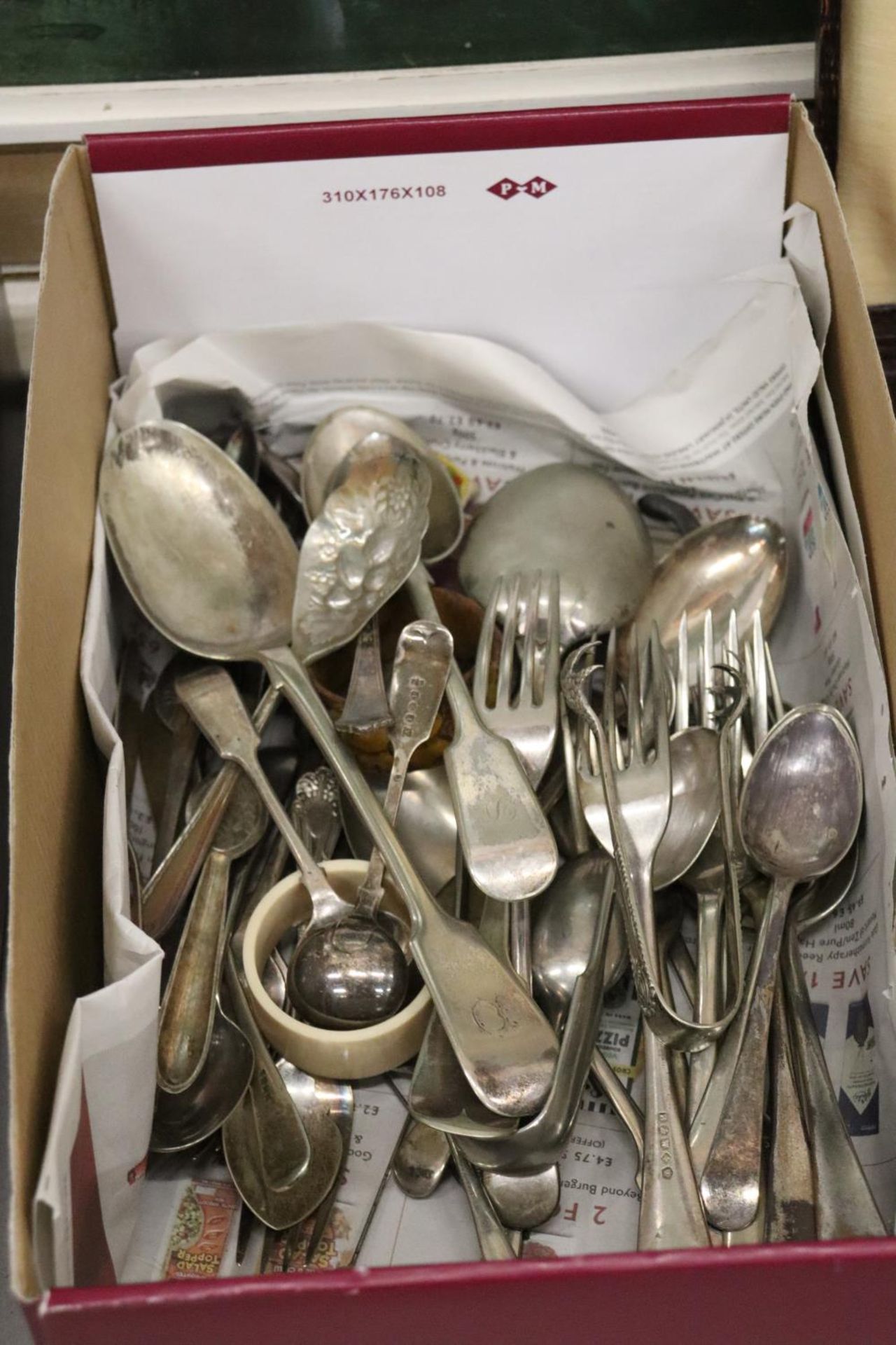 A QUANTITY OF VINTAGE FLATWARE TO INCLUDE TWO BOXED SPOON SETS - Image 3 of 5