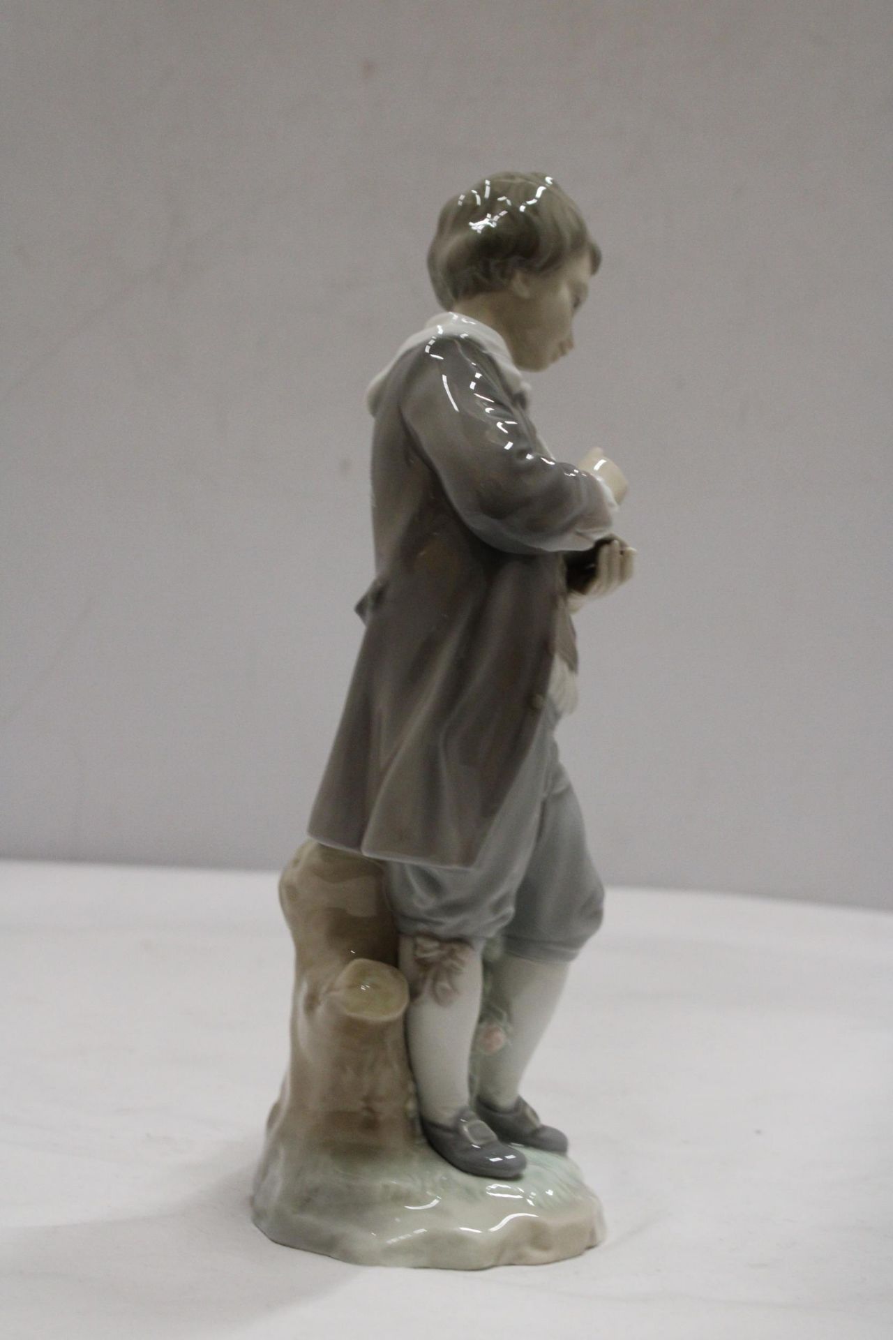 A LLADRO FIGURE OF DONCEL WITH ROSES - Bild 5 aus 6