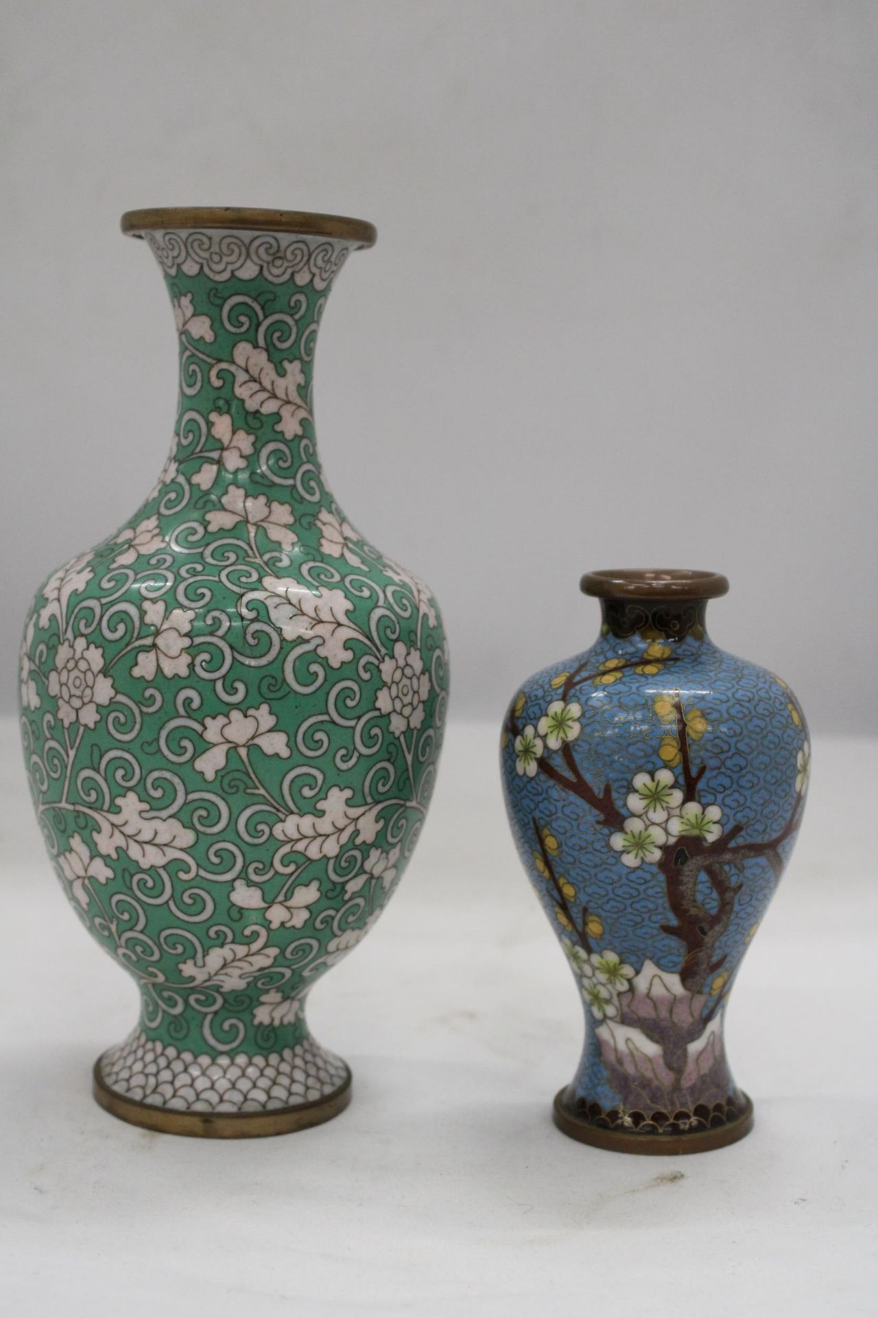 TWO ORIENTAL STYLE CLOISONNE VASES, HEIGHTS 21CM AND 13CM - Image 2 of 5