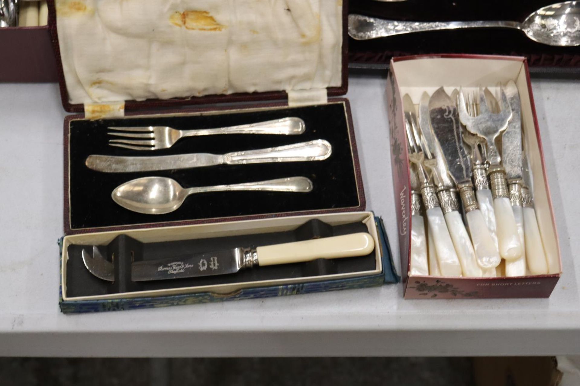 A LARGE QUANTITY OF CUTLERY TO INCLUDE A CHEESE KNIFE, FISH KNIFE AND FORK, SERVING SPOONS, ETC., - Bild 2 aus 7