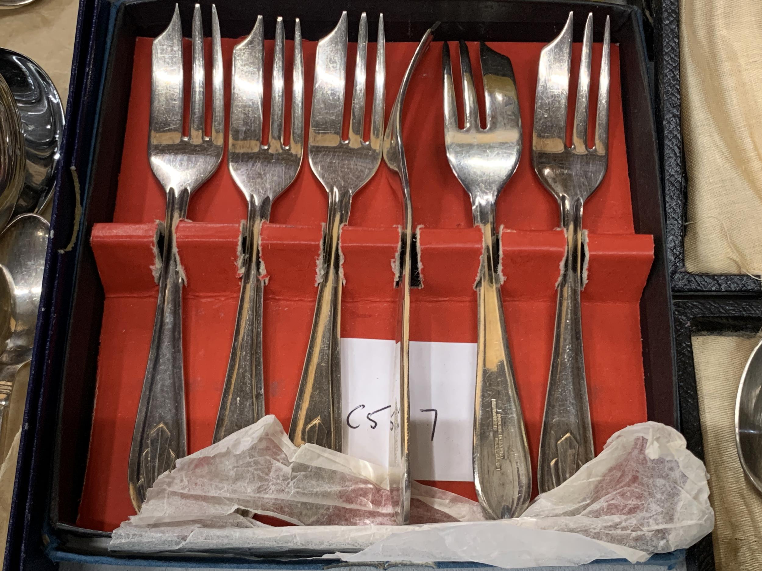 A QUANTITY OF FLATWARE INCLUDING SPOONS, DESSERT FORKS (SOME SILVER PLATED) ETC - Image 3 of 4