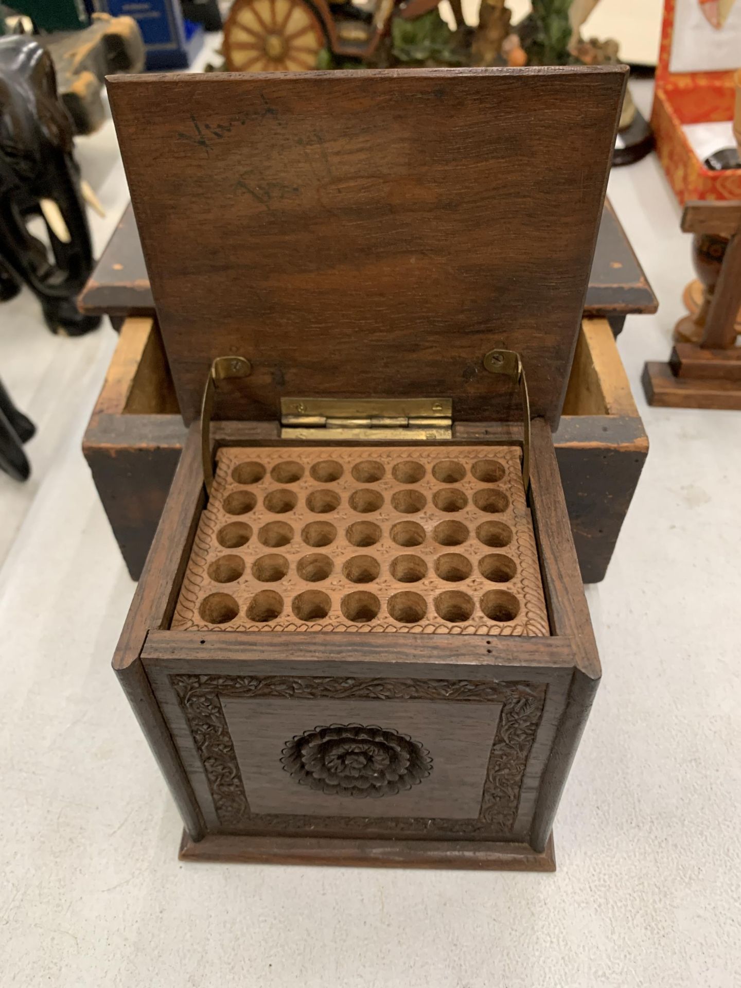 TWO VINTAGE WOODEN BOXES TO INCLUDE A CIGARETTE DISPENSER - Image 3 of 3