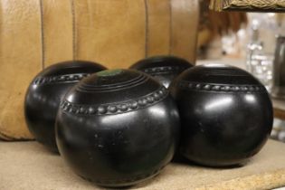 FOUR VINTAGE BOWLING BOWLS PLUS A BAG