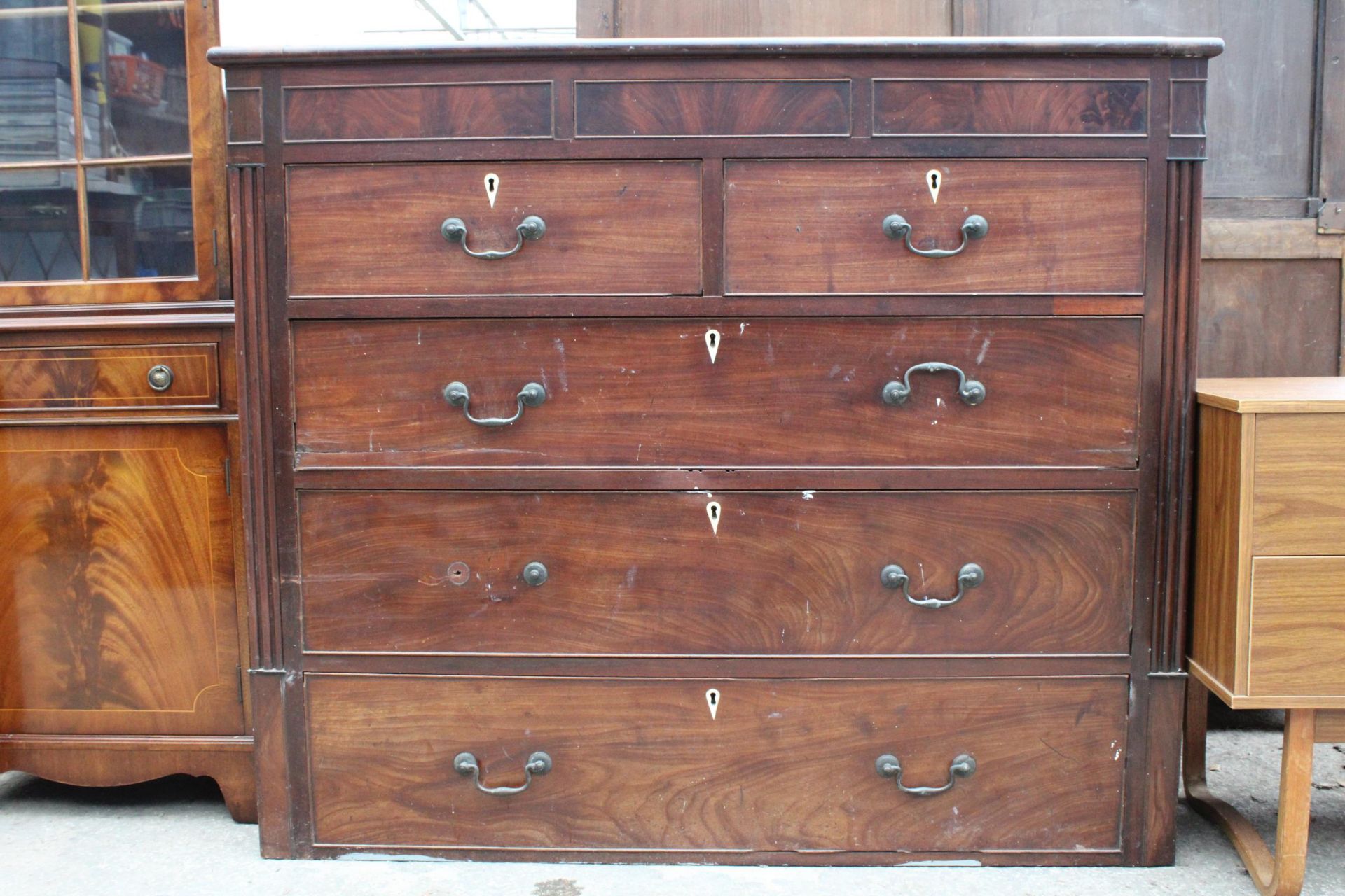 A 19TH CENTURY MAHOGANY CHEST OF TWO SHORT AND THREE LONG DRAWERS WITH SECRET FRIEZE DRAWER 52" WIDE - Bild 5 aus 5