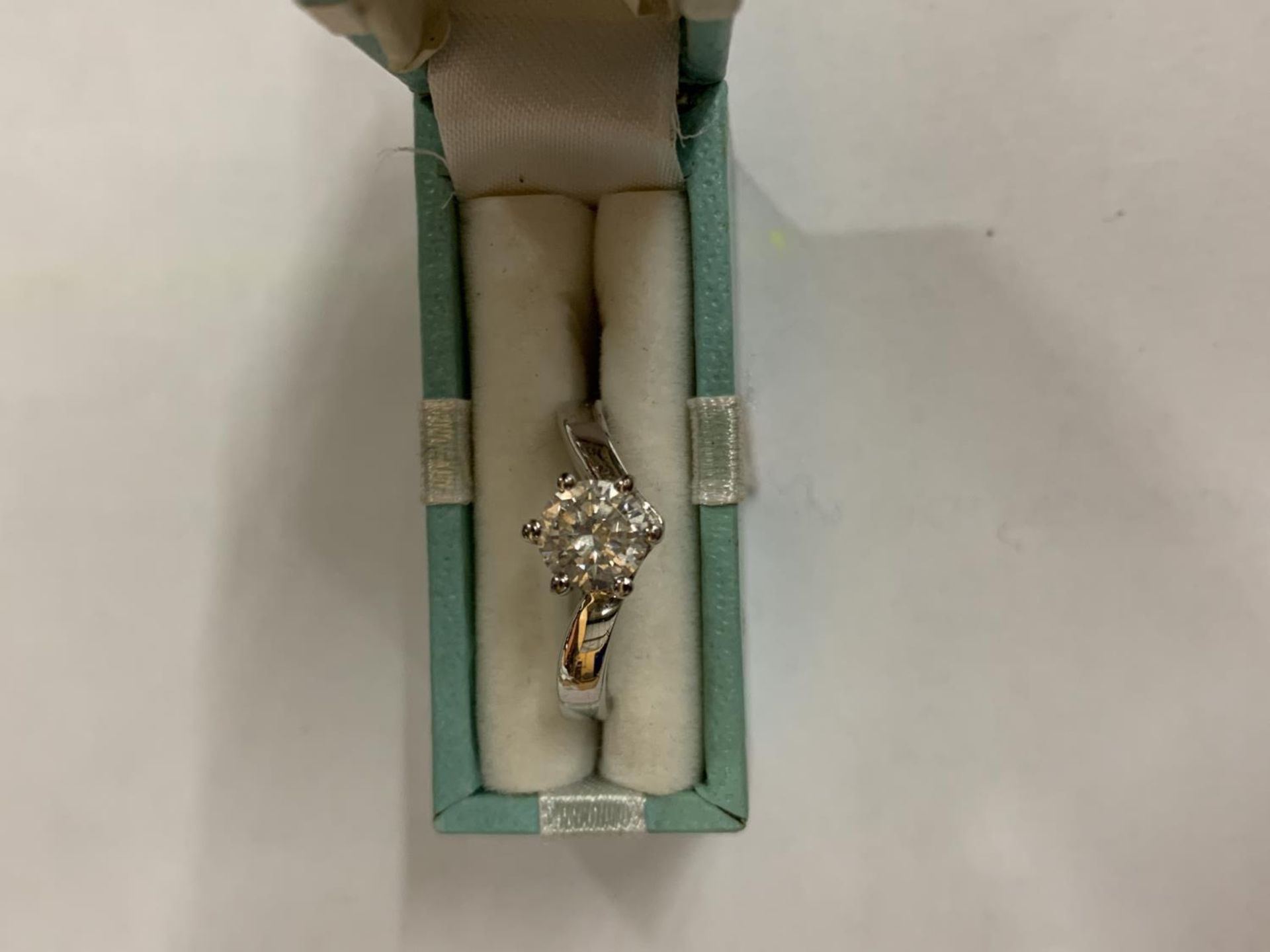 A SILVER SOLITAIRE RING IN A PRESENTATION BOX - Image 4 of 4