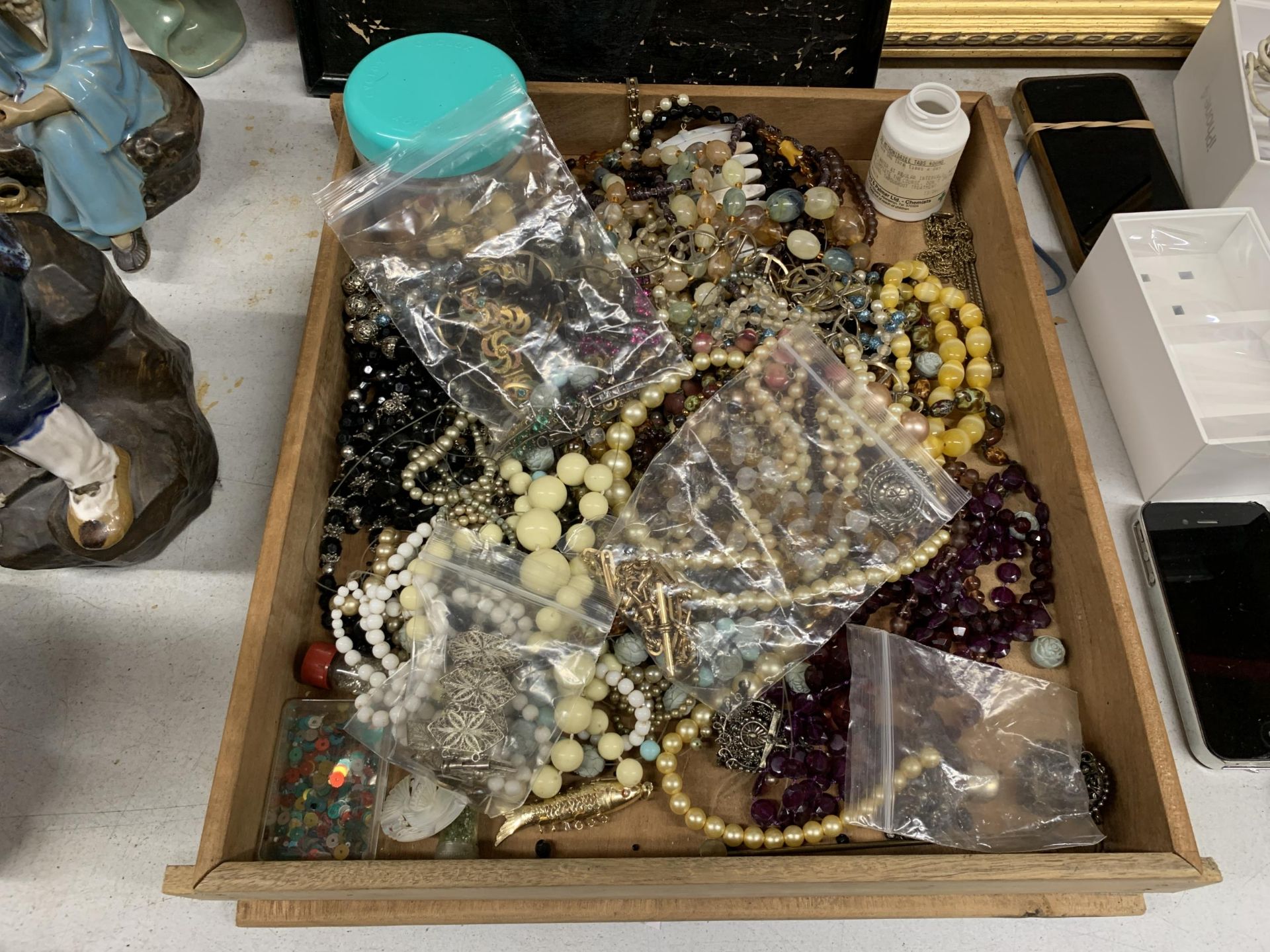 A QUANTITY OF COSTUME JEWELLERY TO INCLUDE NECKLACES, BRACELETS, ETC