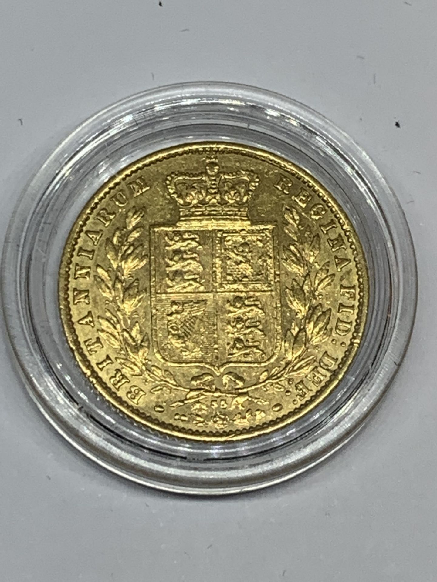 AN 1866 SHIELD BACK GOLD SOVEREIGN QUEEN VICTORIA YOUNG HEAD, LONDON MINT