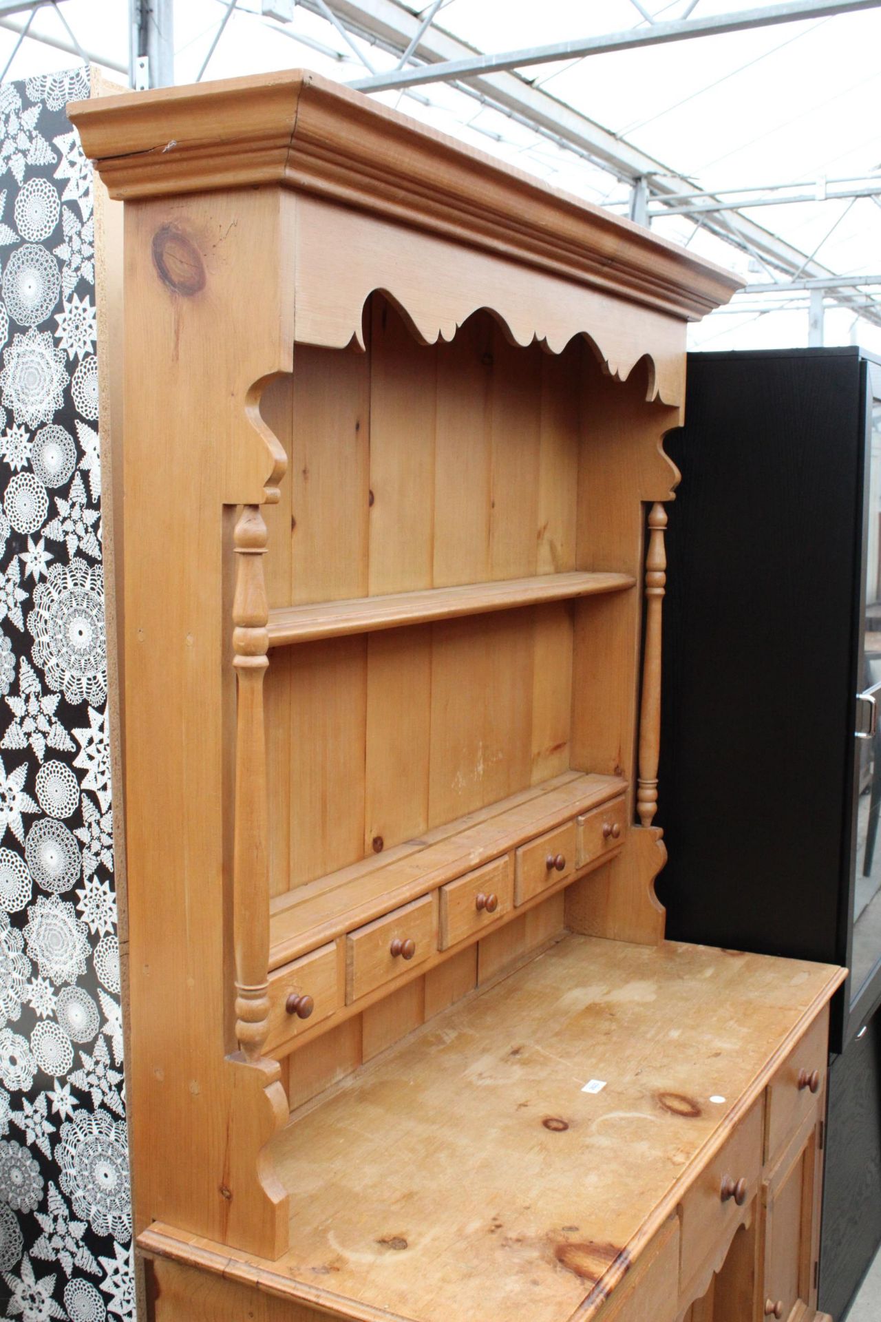 A MODERN PINE KITCHEN DRESSER WITH THREE CUPBOARDS AND THREE DRAWERS TO BASE COMPLETE WITH PLATE - Bild 2 aus 3
