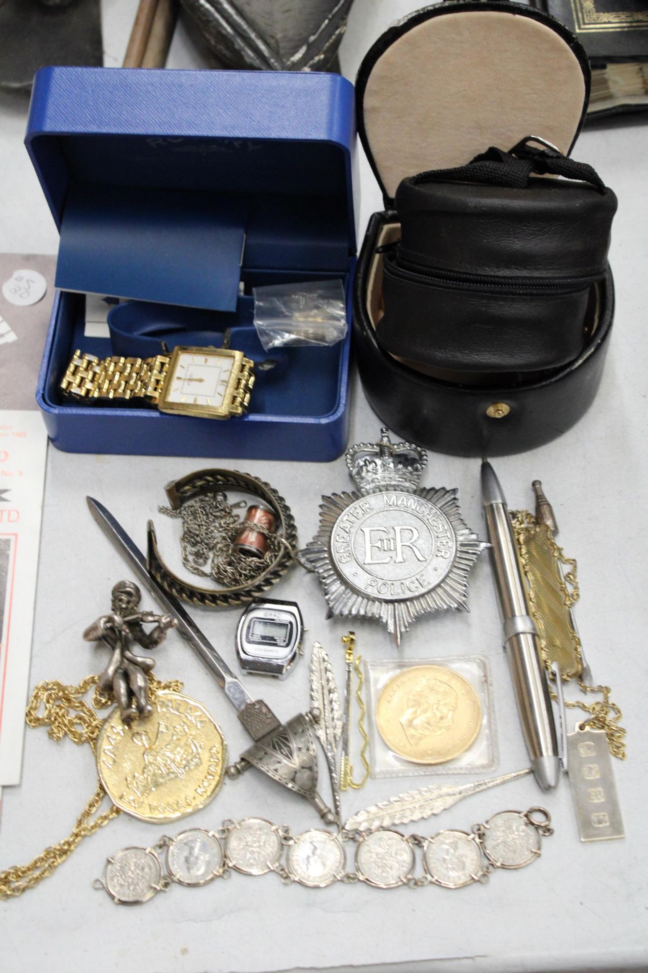 A MIXED LOT TO INCLUDE A BOXED ROTARY WATCH, A BRACELET MADE FROM SIXPENCES, COSTUME JEWELLERY,