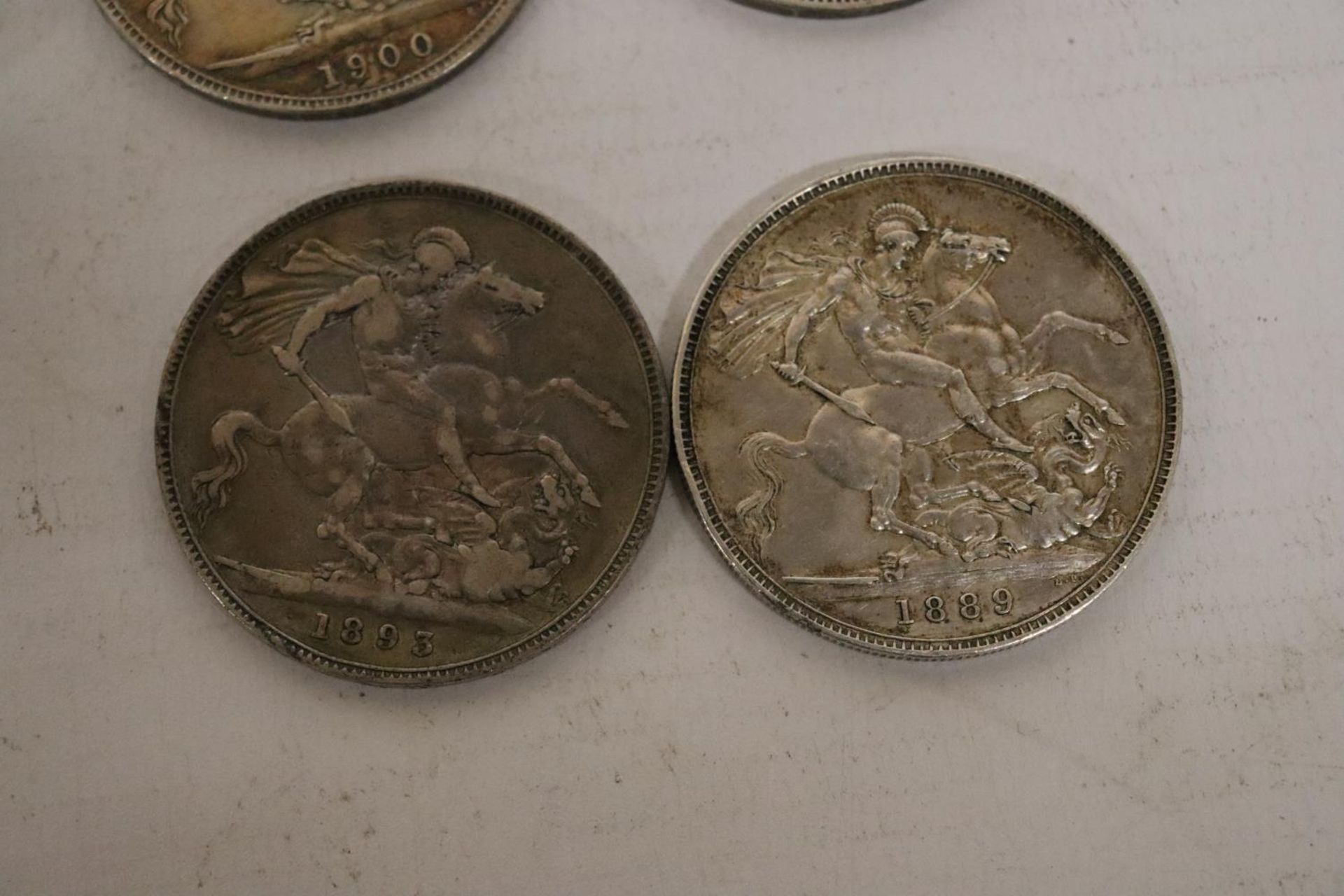A SELECTION OF 5 QUEEN VICTORIA SILVER CROWNS DATED : 1893 X 2, 1898, 1899 & 1900 - Image 4 of 5
