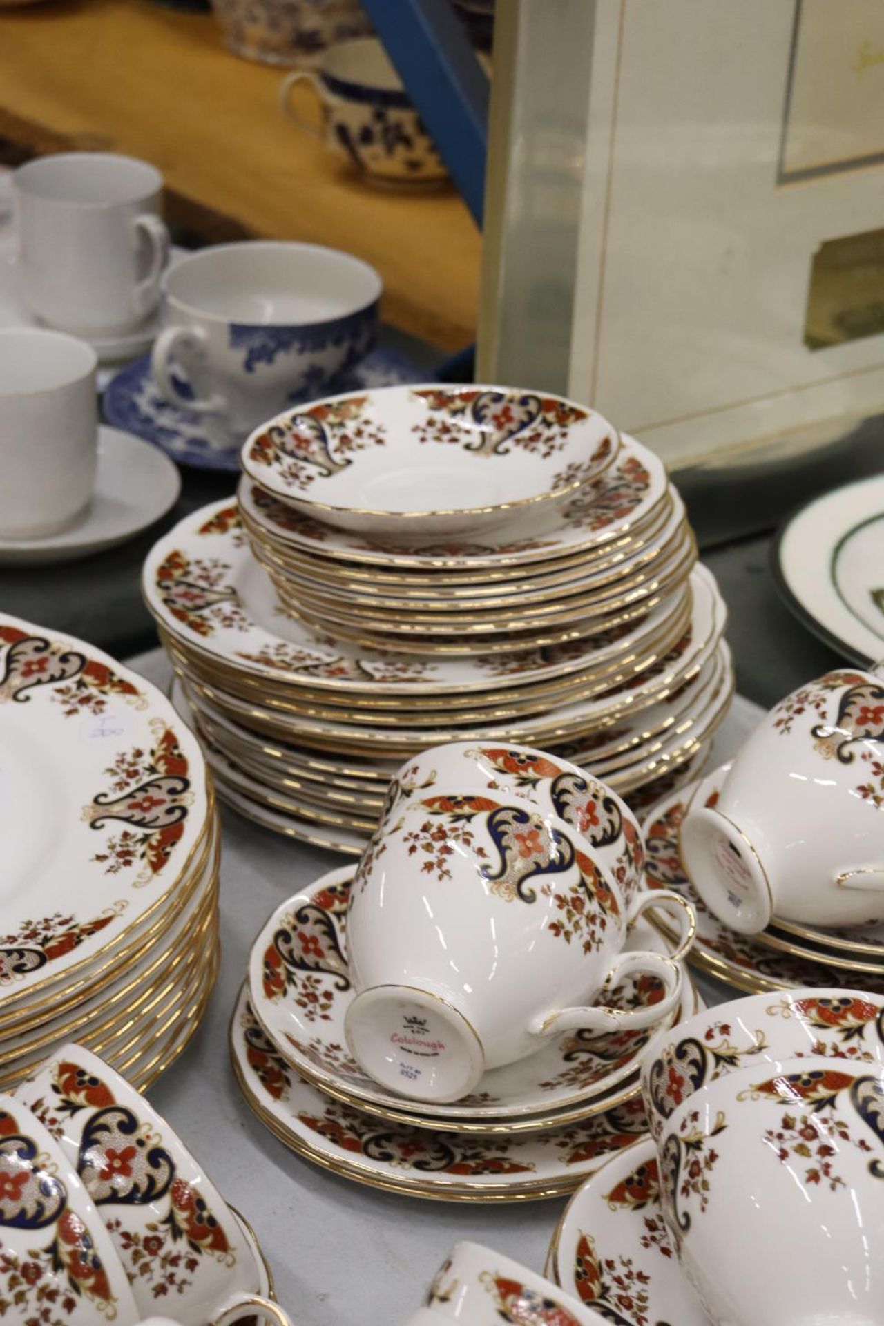 A COLCLOUGH "ROYALE" PART DINNER SERVICE TO INCLUDE A TEAPOT, TEACUPS, PLATES, DISHES, ETC., - Bild 7 aus 8